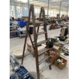 A VINTAGE 5 RUNG WOODEN STEP LADDER