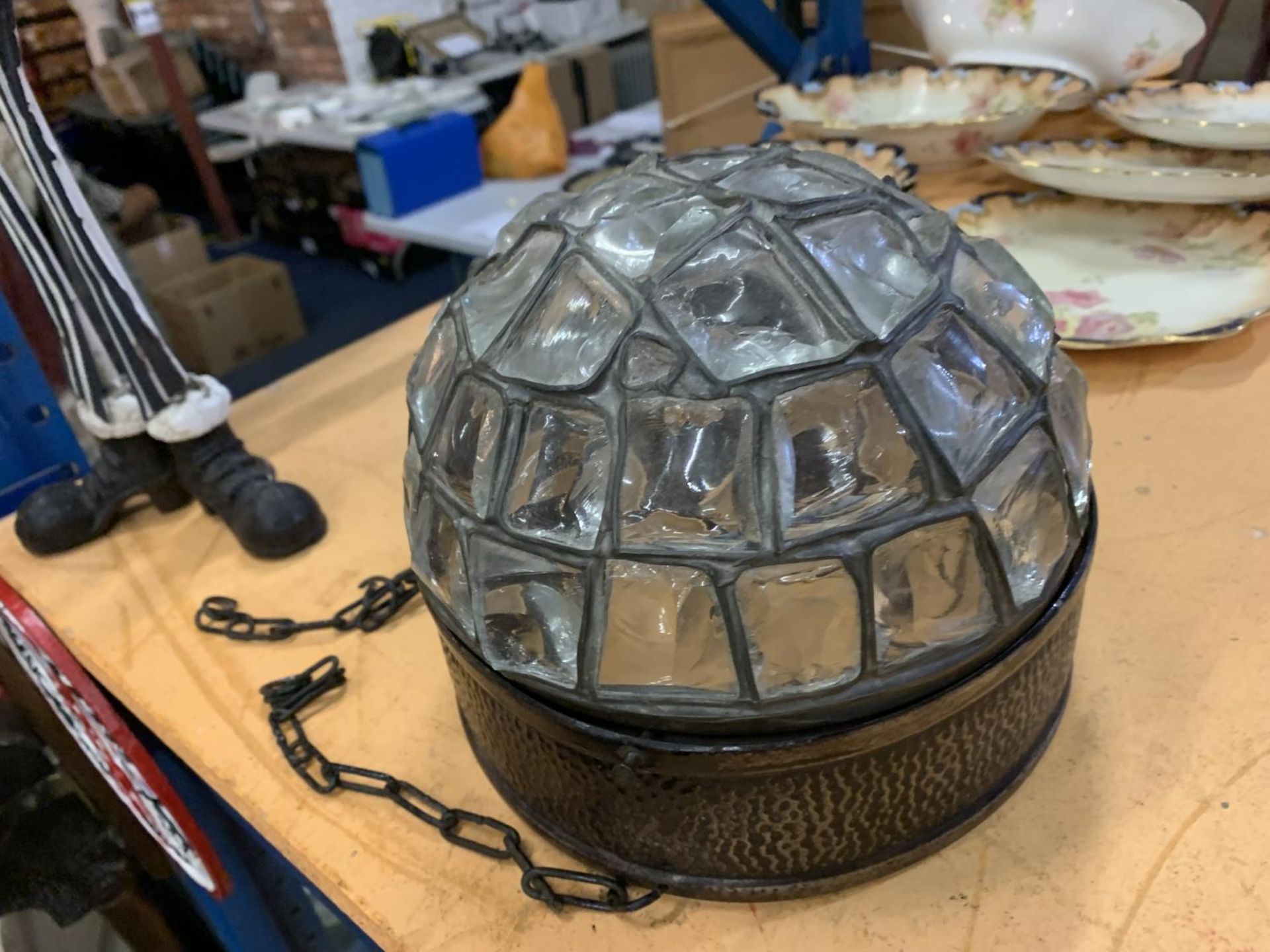 A VINTAGE PEWTER AND GLASS LAMPSHADE WITH LEADED GLASS PIECES - Image 2 of 3