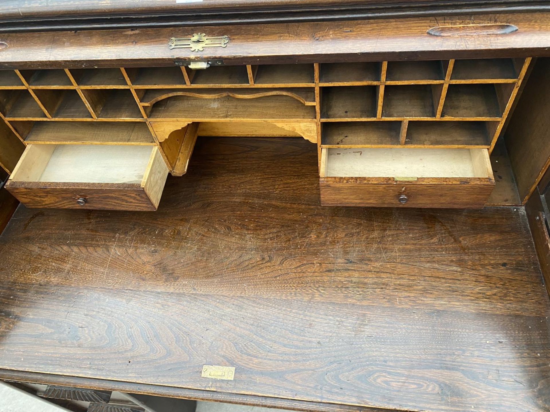 AN EARLY 20TH CENTURY OAK TWIN PEDESTAL ROLL TOP DESK WITH SIX DRAWERS, COMPLETE WITH KEY - Image 7 of 7