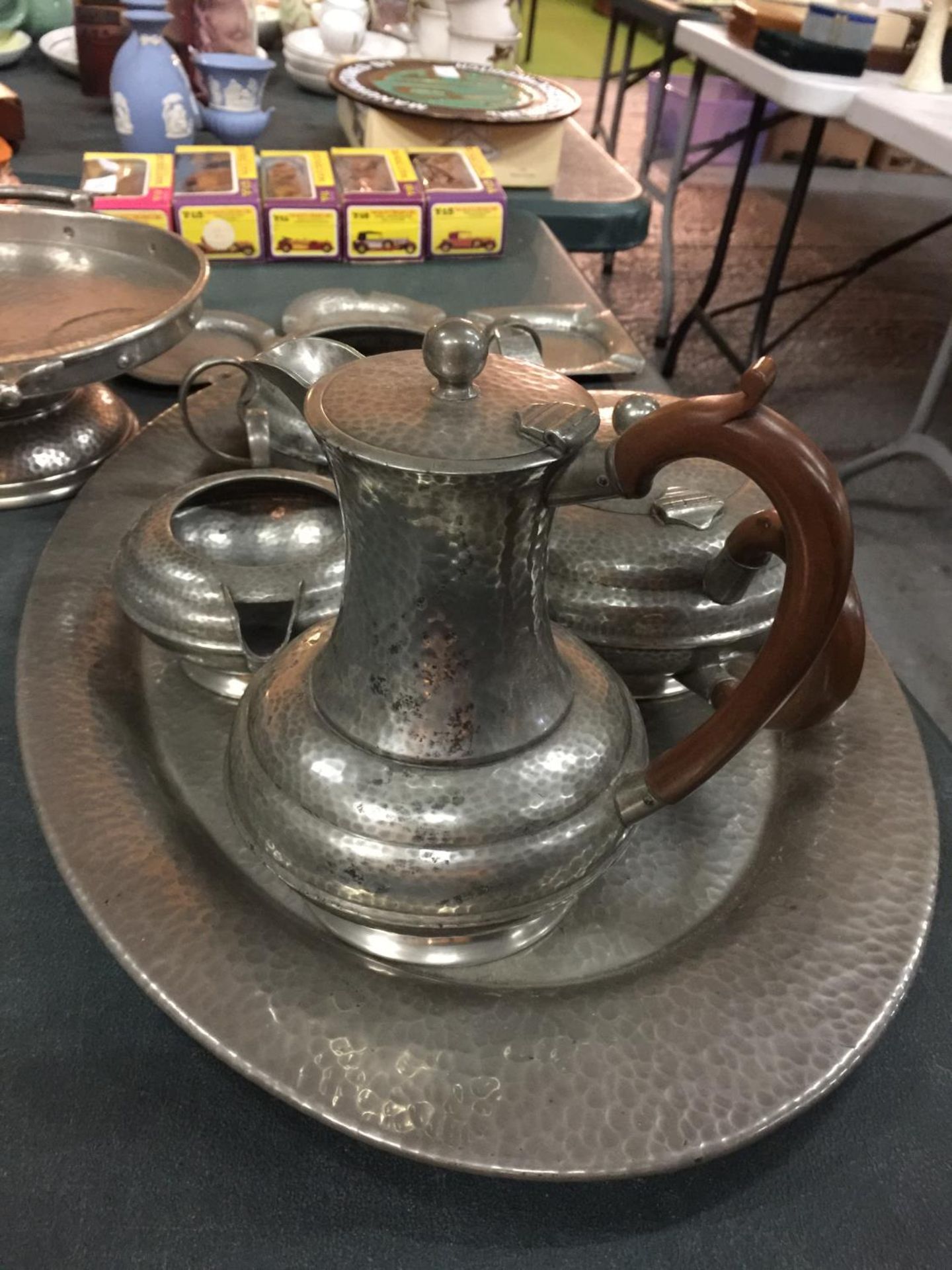 A PEWTER TEASET ON A TRAY, A PLATE ON A STAND AND THREE SMALLER PLATES - Image 4 of 6
