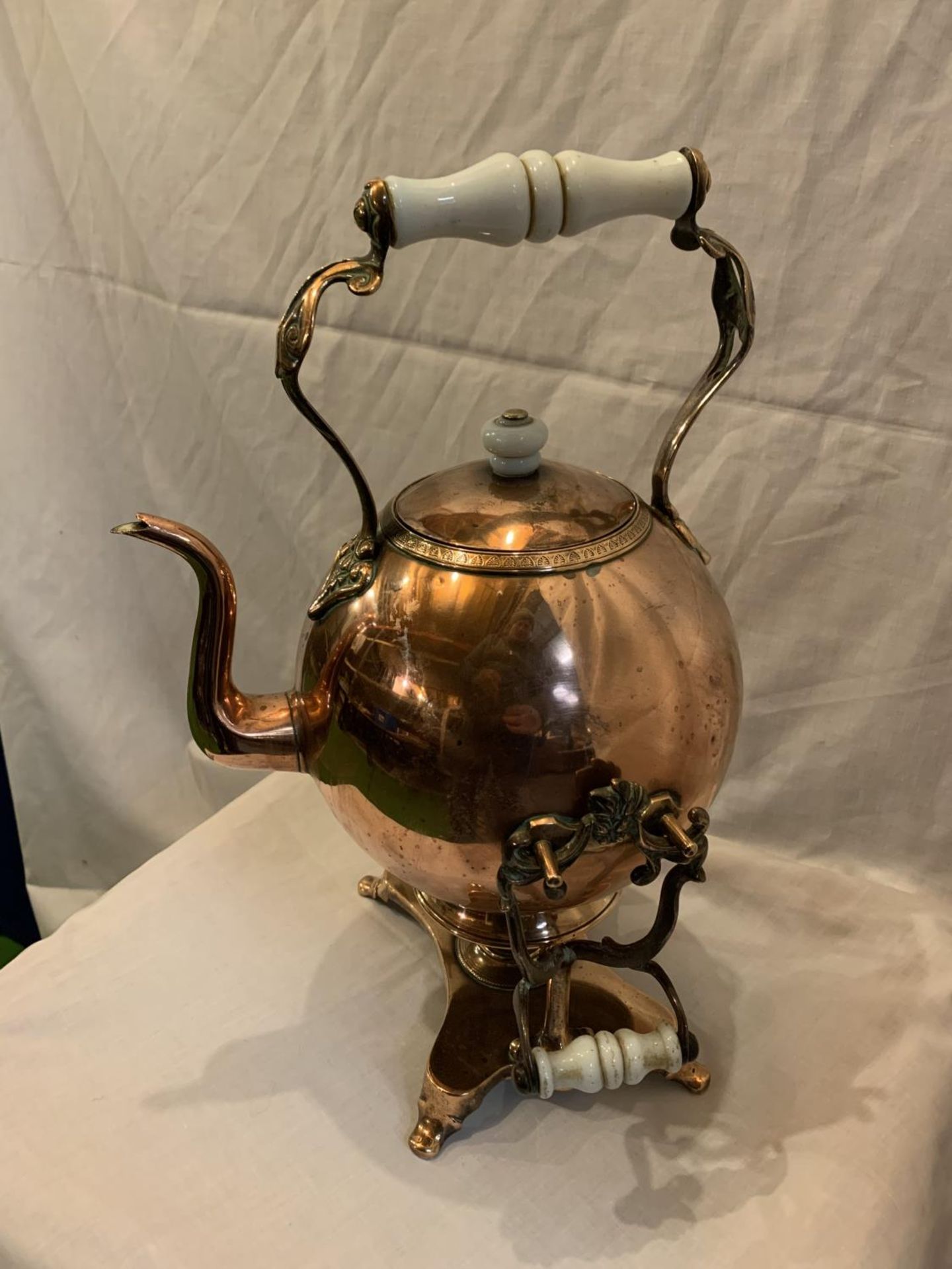 A VINTAGE COPPER KETTLE ON A STAND - Image 4 of 4