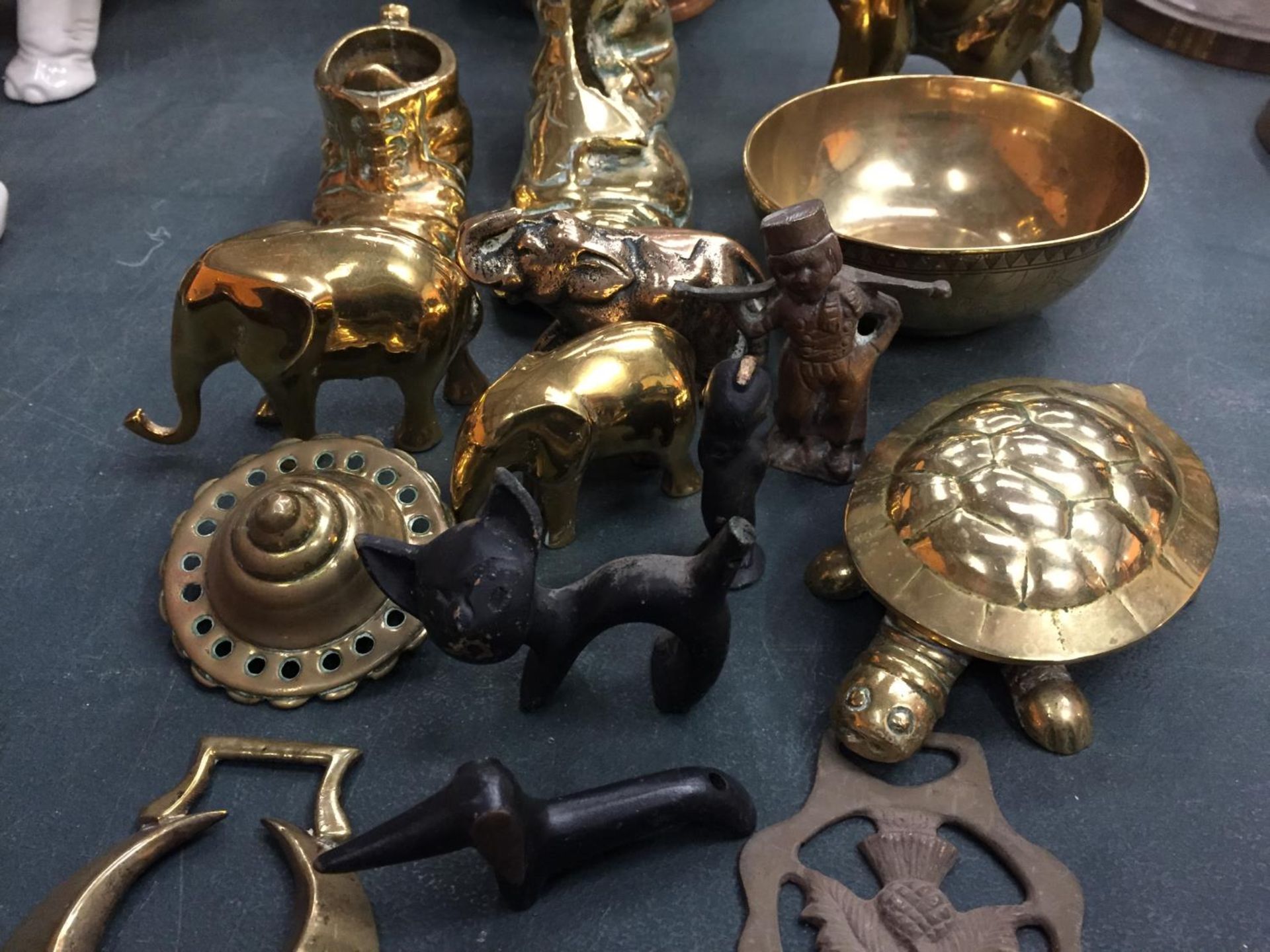 A QUANTITY OF BRASSWARE TO INCLUDE ELEPHANTS, DOGS, SHOES, BRASSES ETC - Image 3 of 4