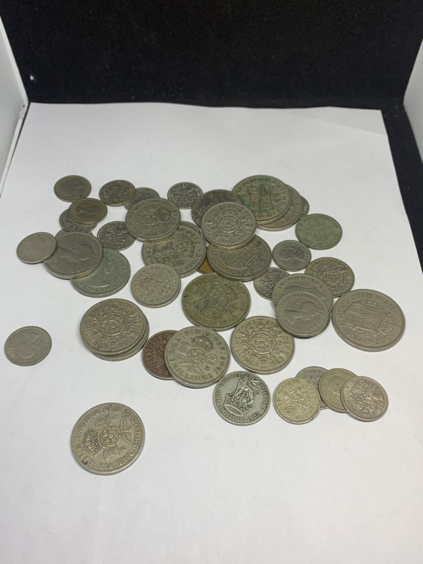 A QUANTITY OF PRE DECIMAL COINS TO INCLUDE CROWNS, HALF CROWNS, SHILLINGS SIXPENCE ETC