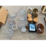 AN ASSORTMENT OF KITCHEN ITEMS TO INCLUDE PYREX JUGS AND BOWLS, TEA AND COFFEE CADDIES ETC