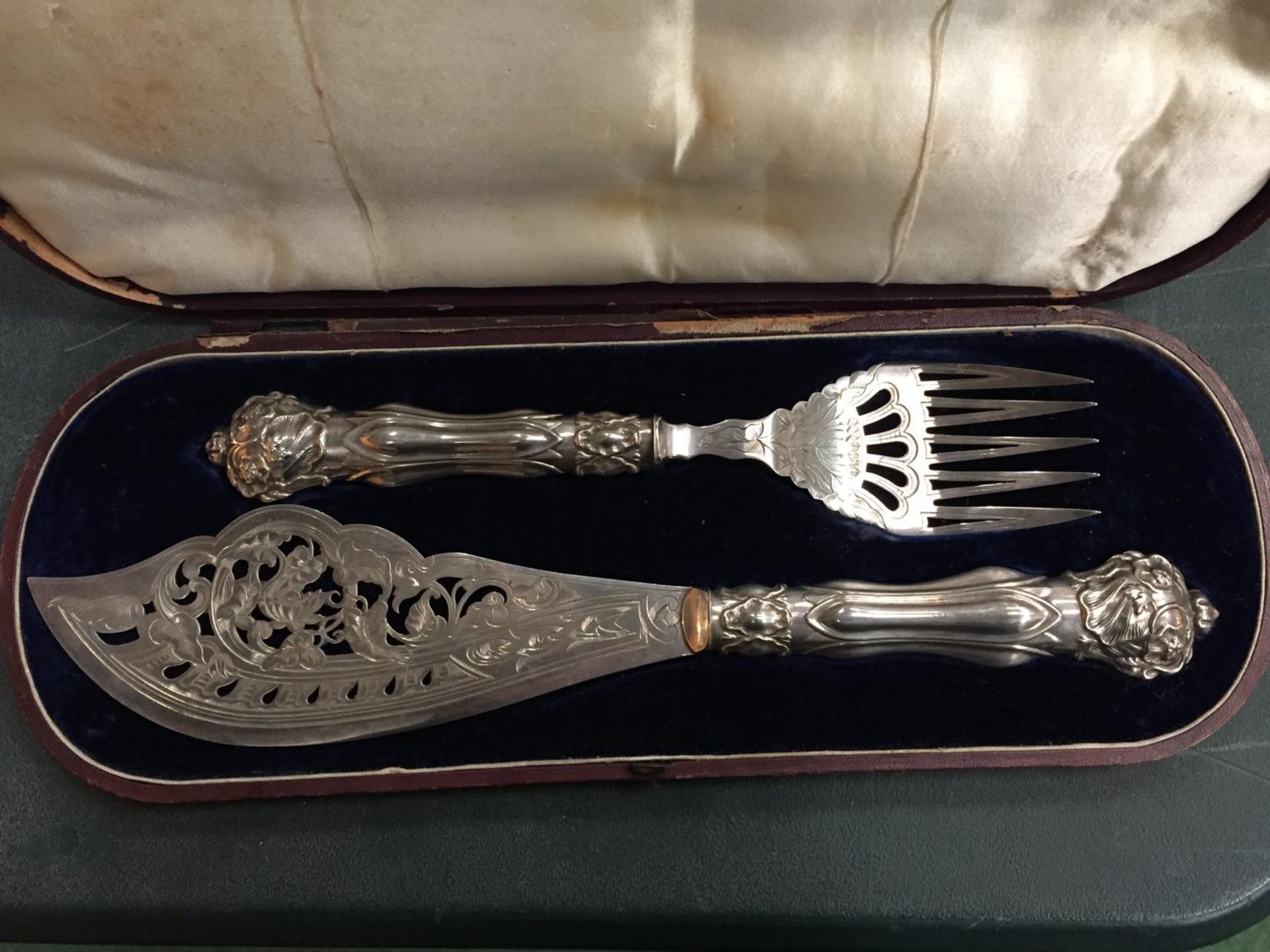 AN ORNATE FISH CARVING SET IN A CASE - Image 2 of 3