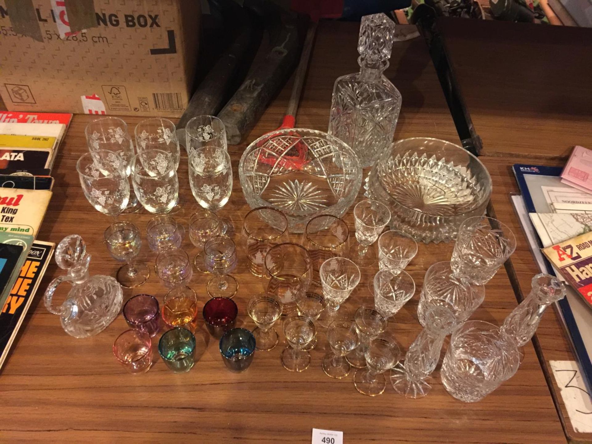 A QUANTITY OF GLASSES TO INCLUDE WINE, SHERRY, LIQUOR, BOWLS, DECANTER, ETC