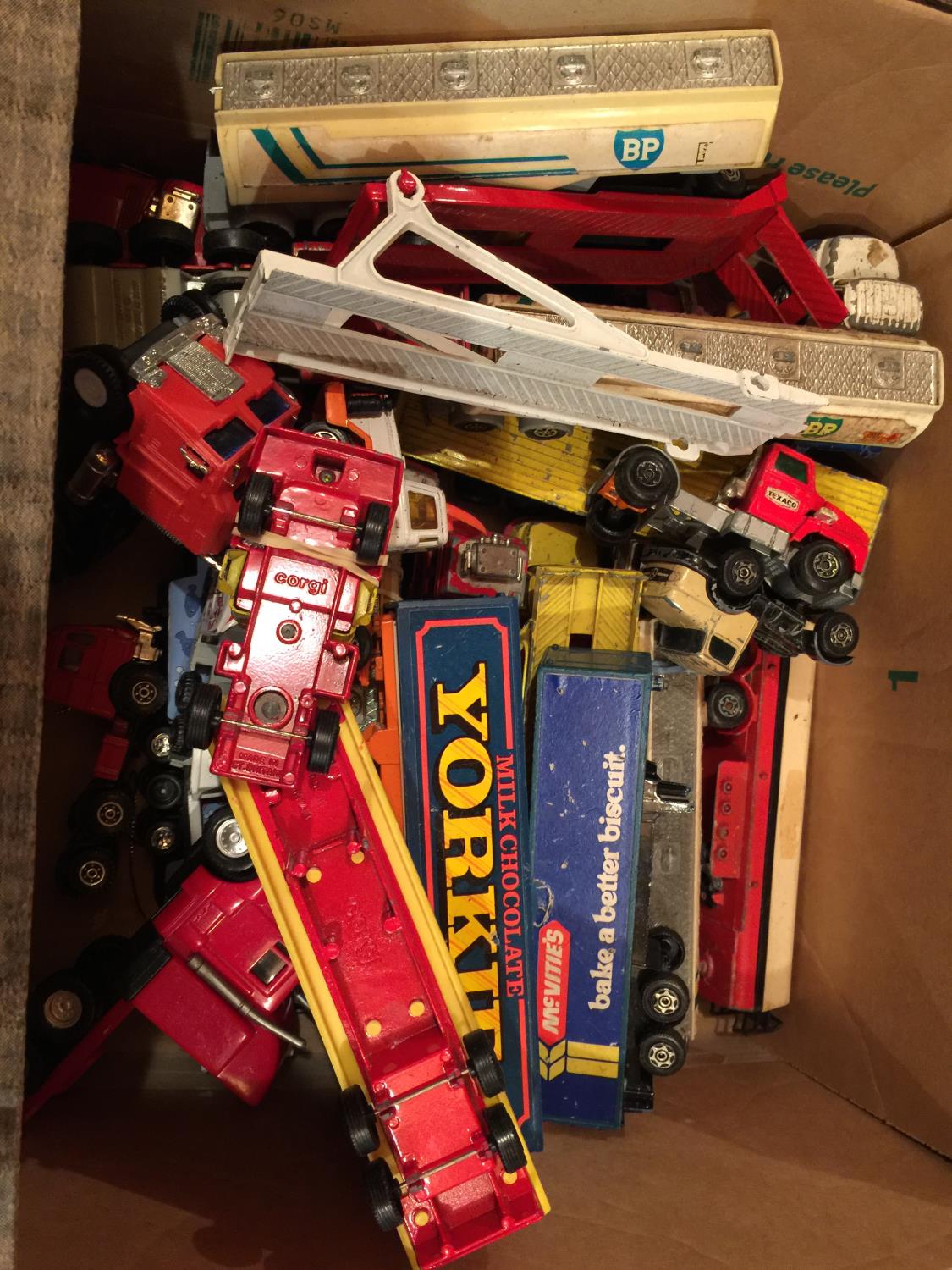 A BOX OF PLAYWORN CARS, TRUCKS, AEROPLANES, ETC, TO INCLUDE TIN PLATE EXAMPLES, CORGI, ETC - Bild 2 aus 4