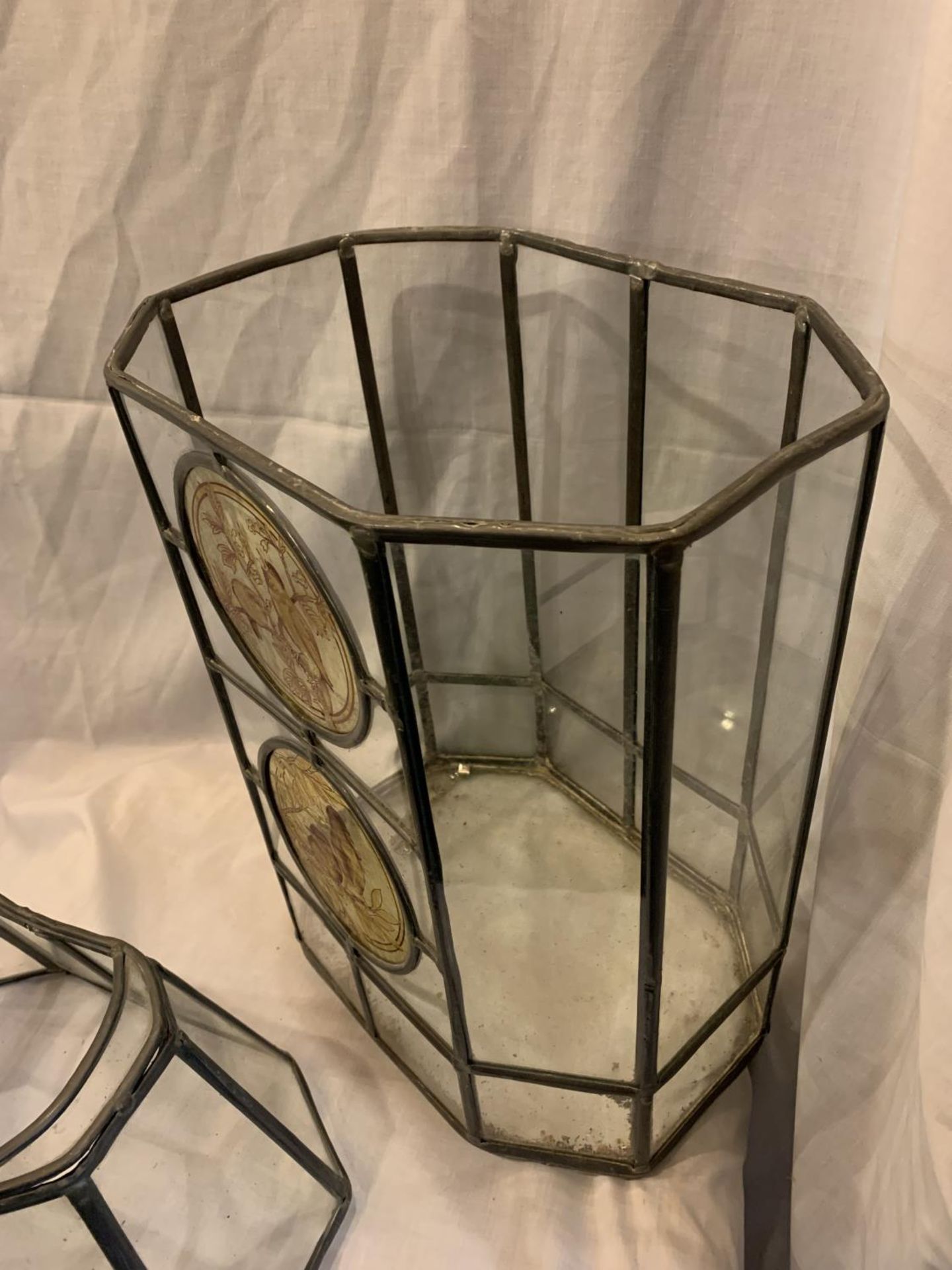 A LEADED GLASS TERRARIUM WITH DECORATIVE CIRCULAR BIRD DESIGN PANELS - Image 3 of 4