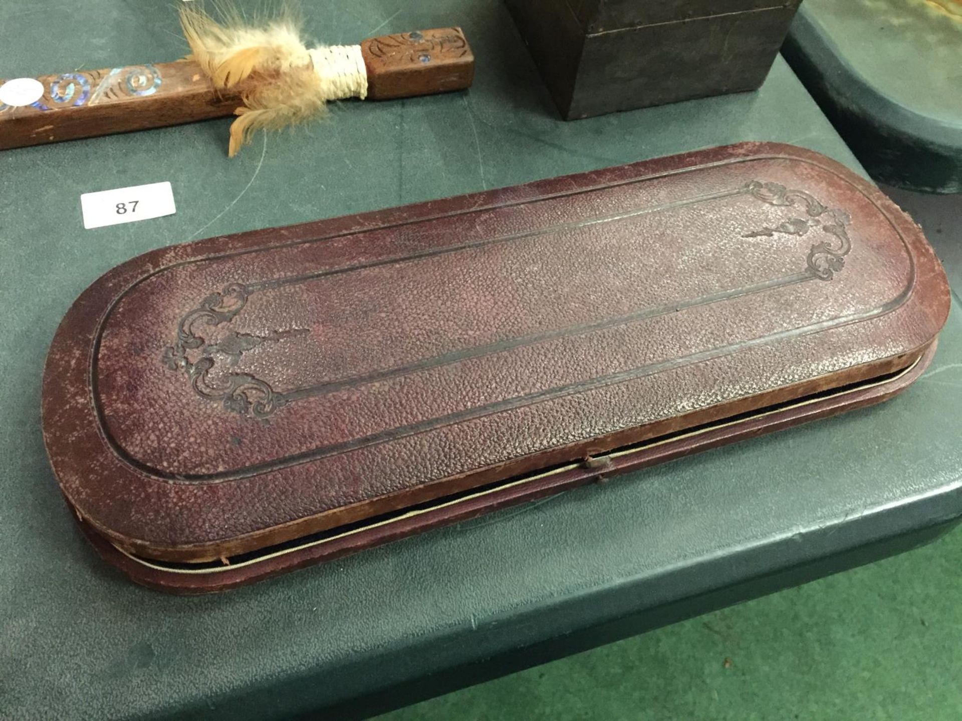 AN ORNATE FISH CARVING SET IN A CASE - Image 3 of 3