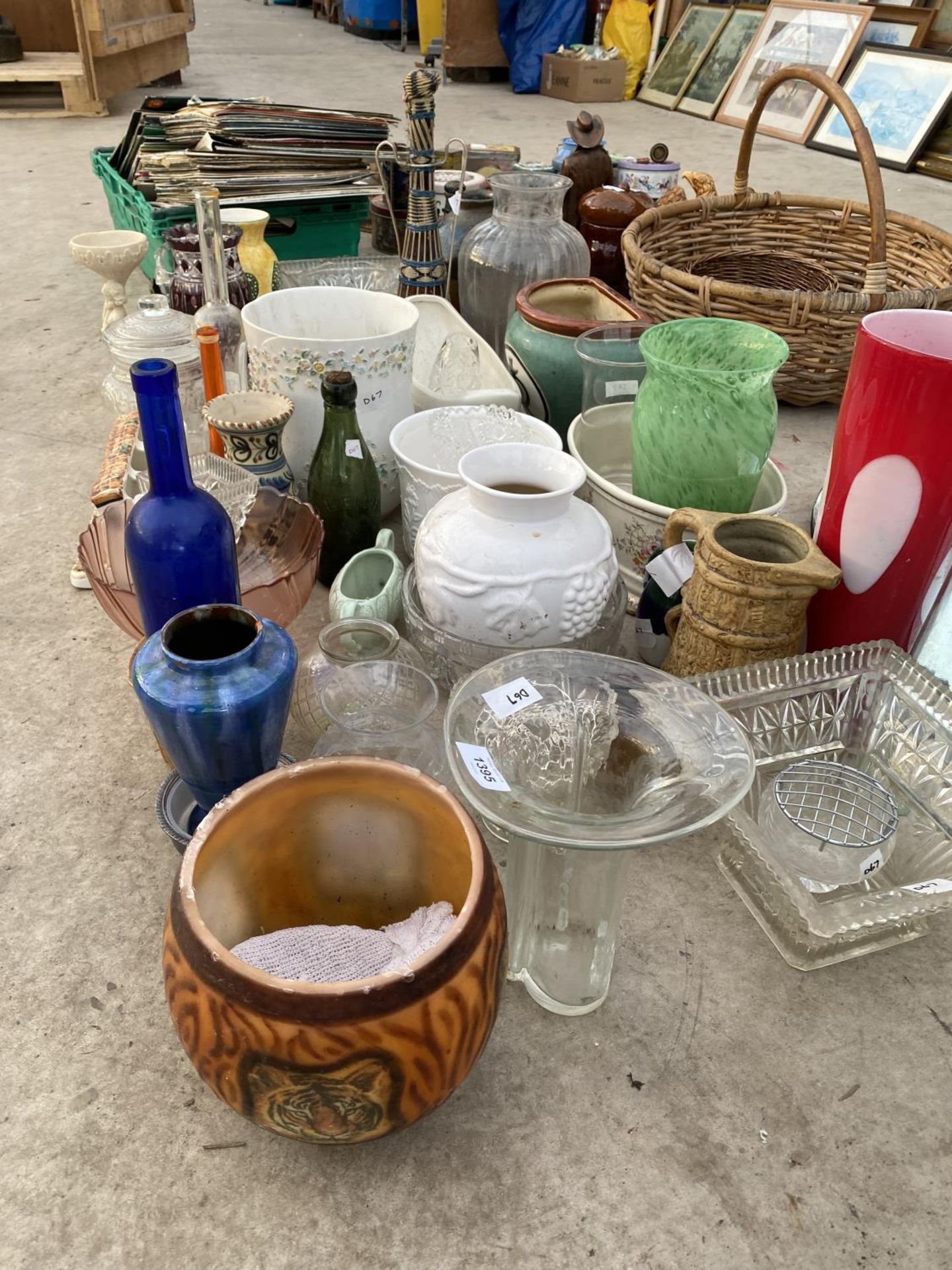 A LARGE ASSORTMENT OF CERAMIC AND GLASS WARE TO INCLUDE VASES, PLANTERS AND JUGS ETC - Image 2 of 5