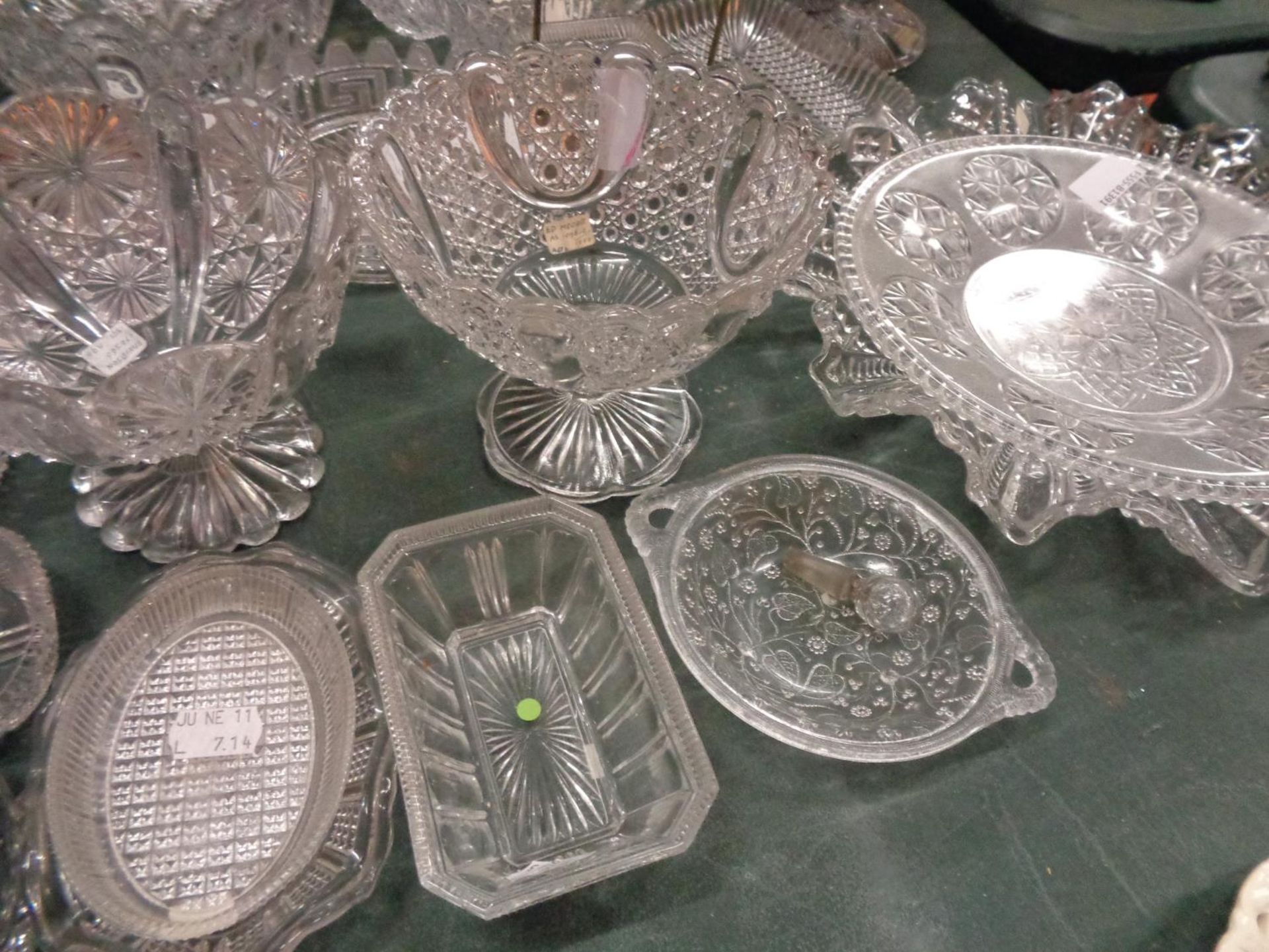A LARGE SELECTION OF CLEAR GLASSWARE BOWLS, TRINKET DISHES AND A CAKE STAND - Image 3 of 4