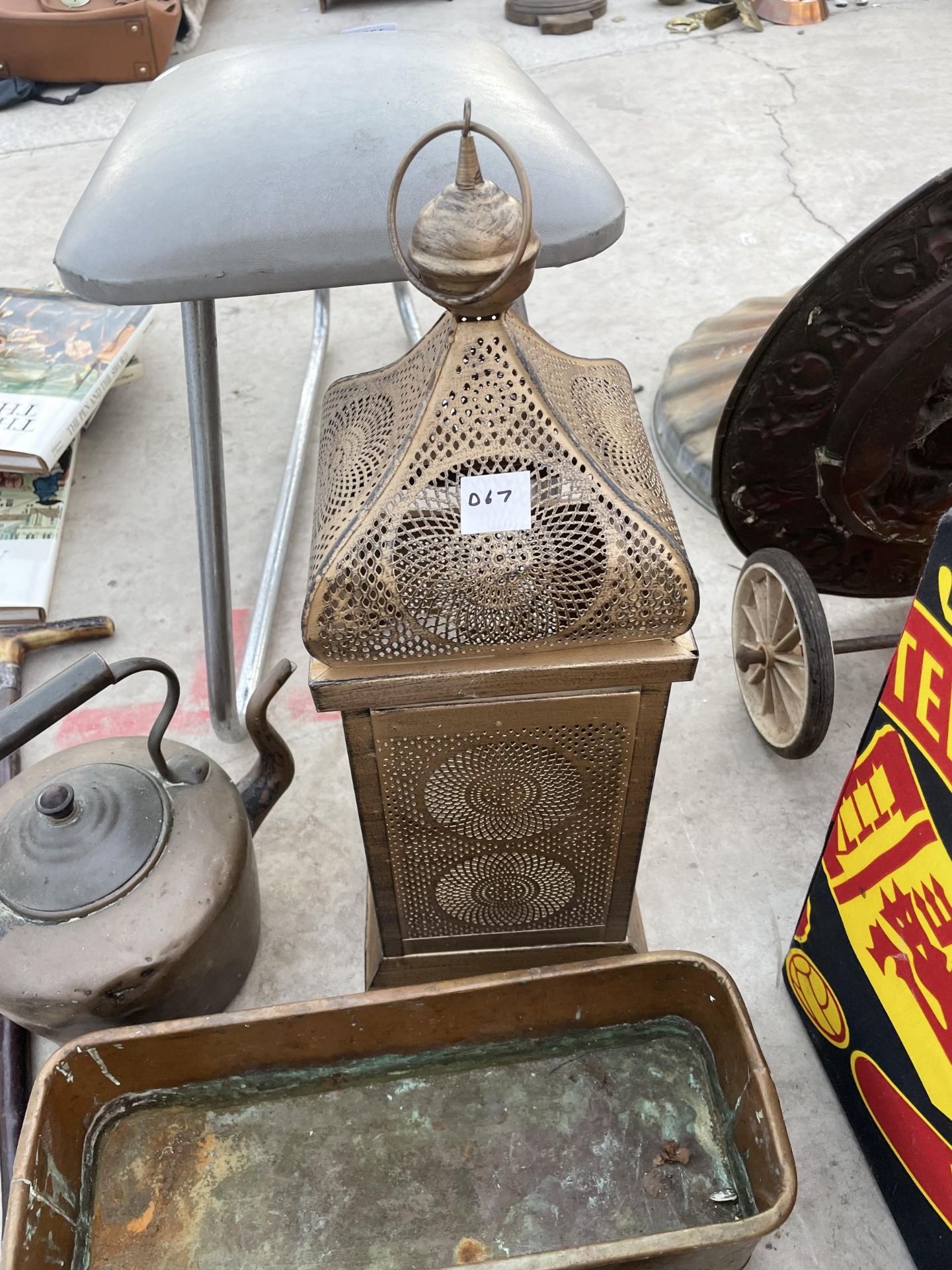 AN ASSORTMENT OF METAL WARE ITEMS TO INCLUDE A BRASS TROUGH, A COPPER KETTLE AND A PEWTER TANKARD - Image 2 of 4