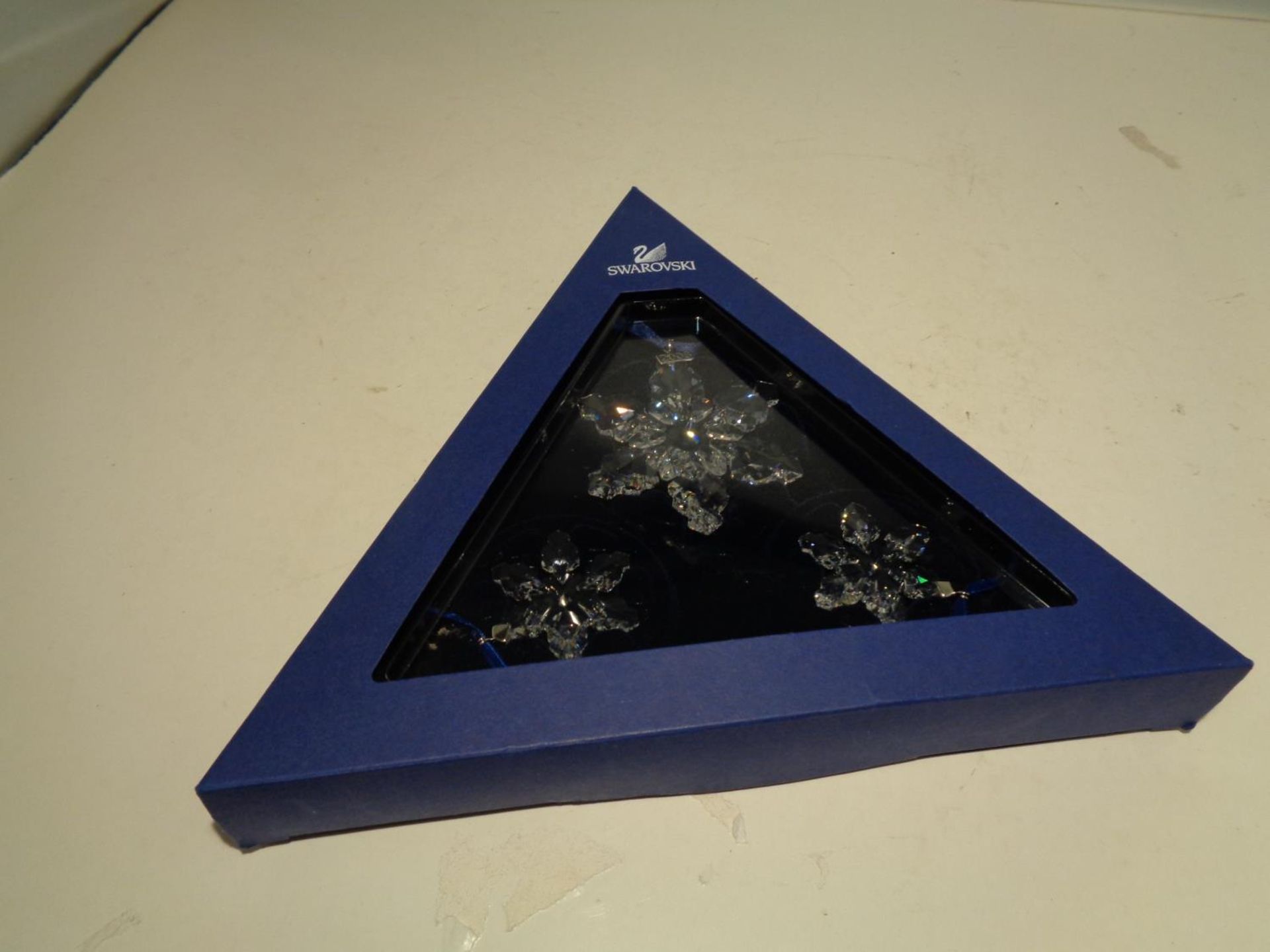 A SWAROVSKI CRYSTAL ANNUAL EDITION CHRISTMAS ORNAMENT SET OF THREE '2008' - Image 3 of 4