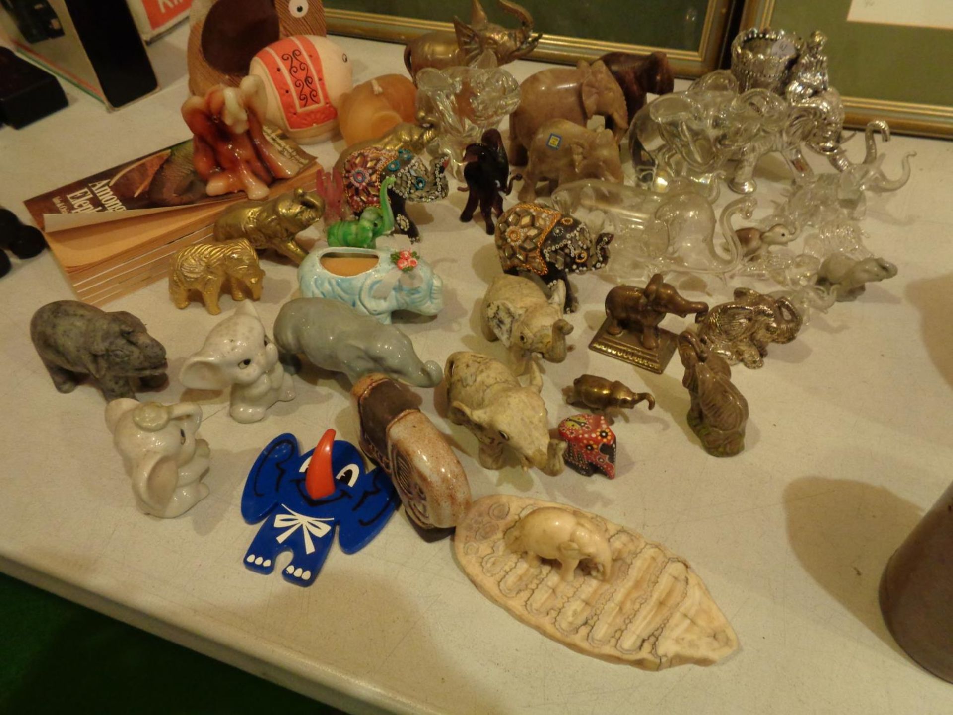 A COLLECTION OF VARIOUS ELEPHANTS TO INCLUDE BRASS, CERAMIC, GLASS ETC - Image 2 of 3