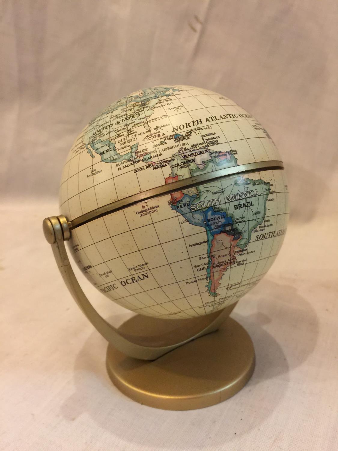 A CHILD'S TOY GLOBE HEIGHT 13CM - Bild 2 aus 3