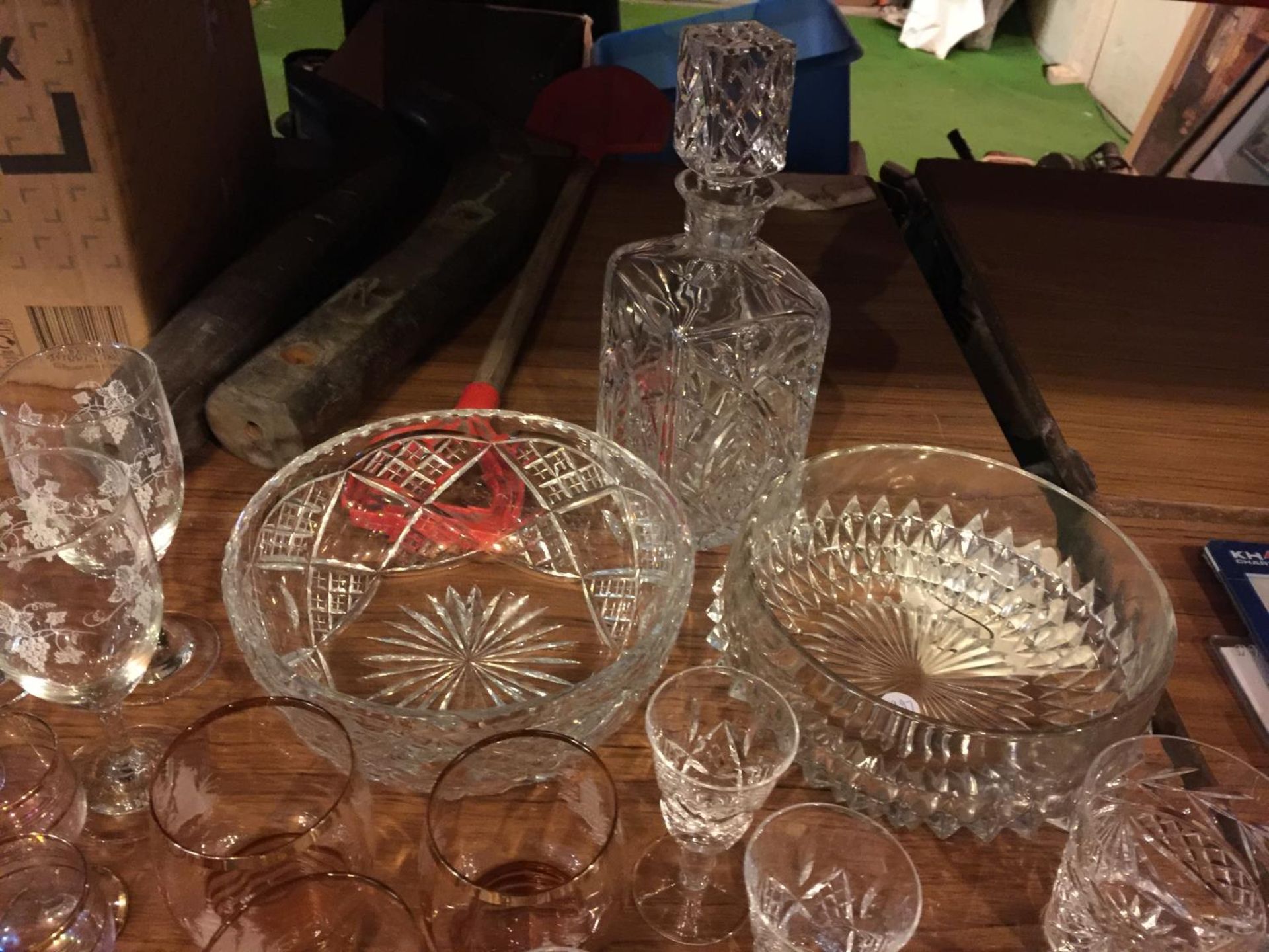 A QUANTITY OF GLASSES TO INCLUDE WINE, SHERRY, LIQUOR, BOWLS, DECANTER, ETC - Image 4 of 4