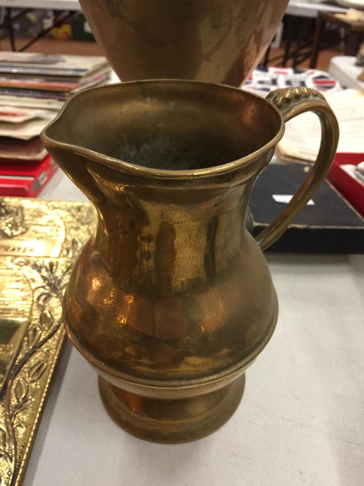 A QUANTITY OF BRASS ITEMS TO INCLUDE PLAQUES OF THE LORD'S PRAYER, ANIMALS, TRIVETS, ETC - Image 4 of 5