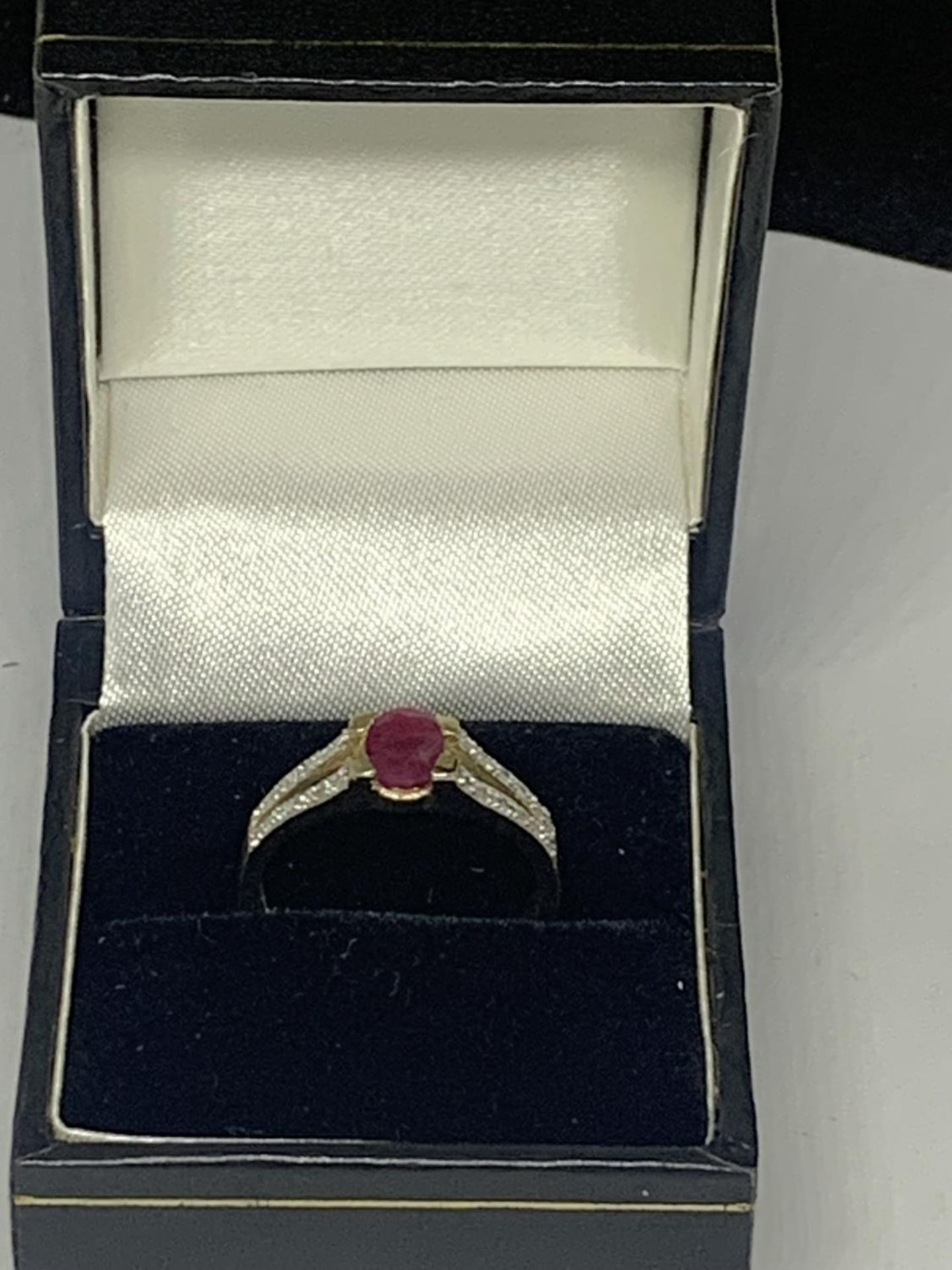 A 9 CARAT GOLD MARKED 375 WITH A CENTRAL PINK STONE AND DIAMOND CHIPS TO THE SHOULDERS SIZE P - Image 4 of 4