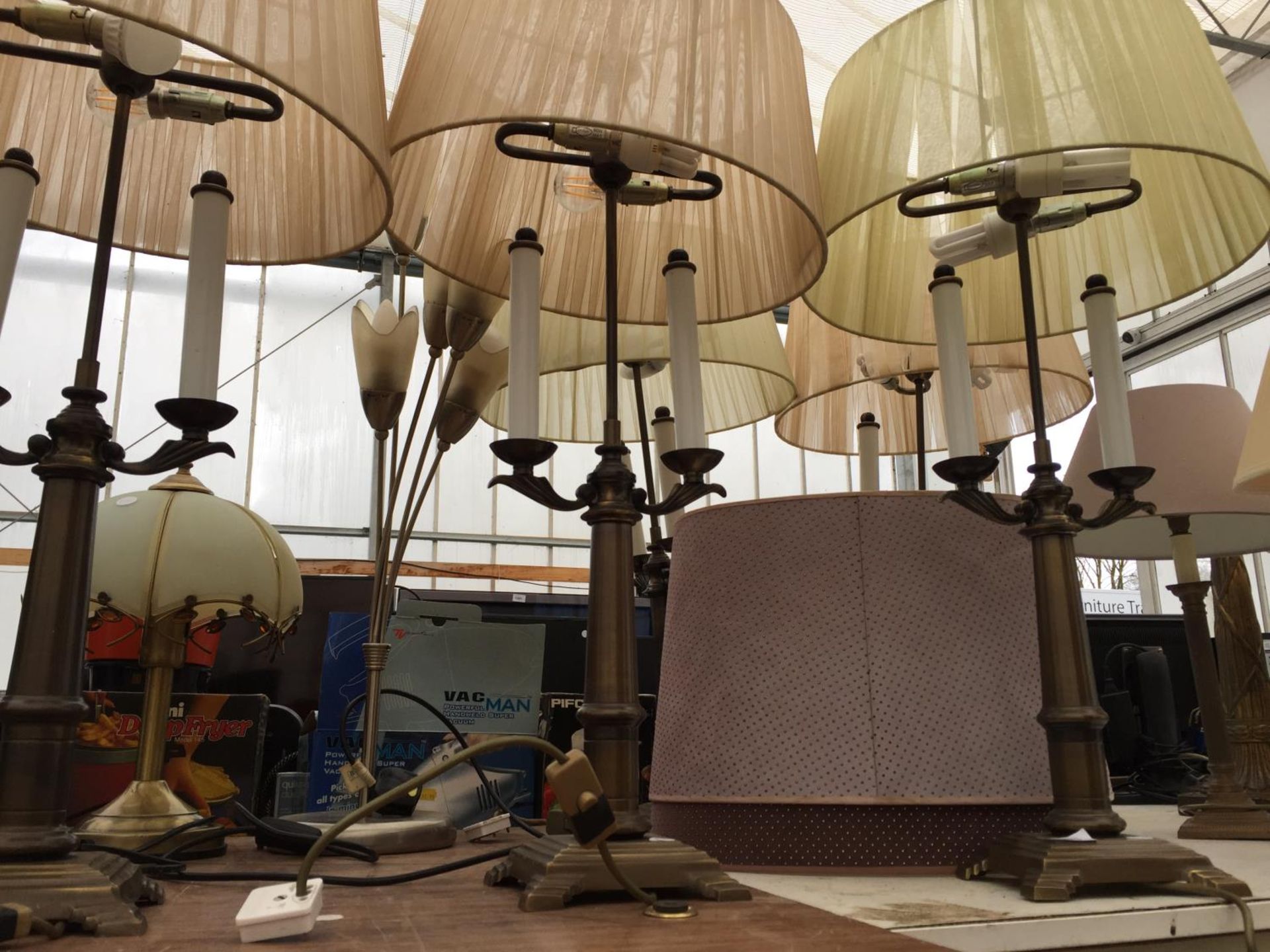 AN ASSORTMENT OF TABLE LAMPS WITH SHADES - Image 2 of 6