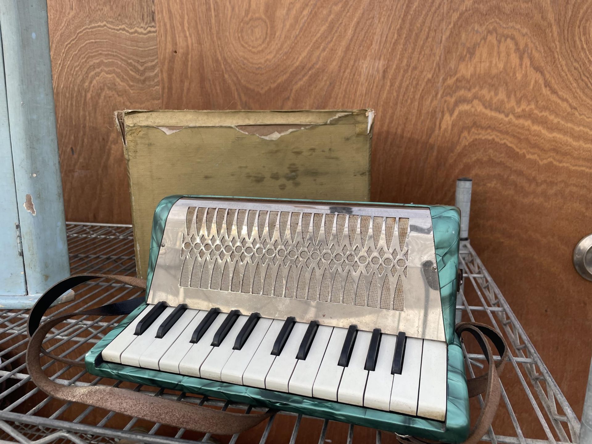 A VINTAGE GERMAN HOHNER MIGNON II ACCORDIAN SERIAL NUMBER 11931 IN GOOD WORKING BUT NO WARRANTY
