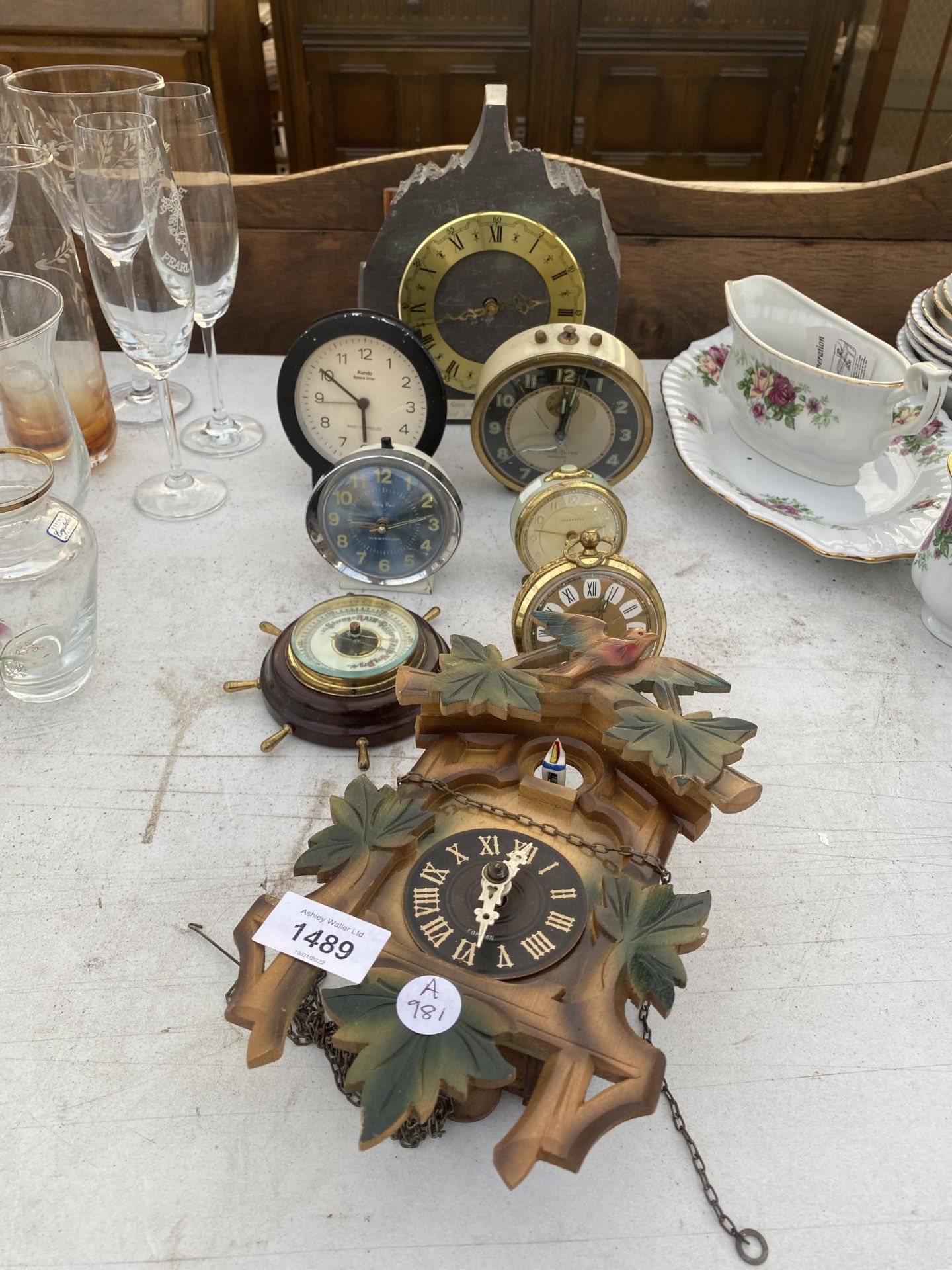 A COLLECTION OF MANTLE CLOCKS TO INCLUDE A BEROMETER IN THE STYLE OF A SHIPS WHEEL