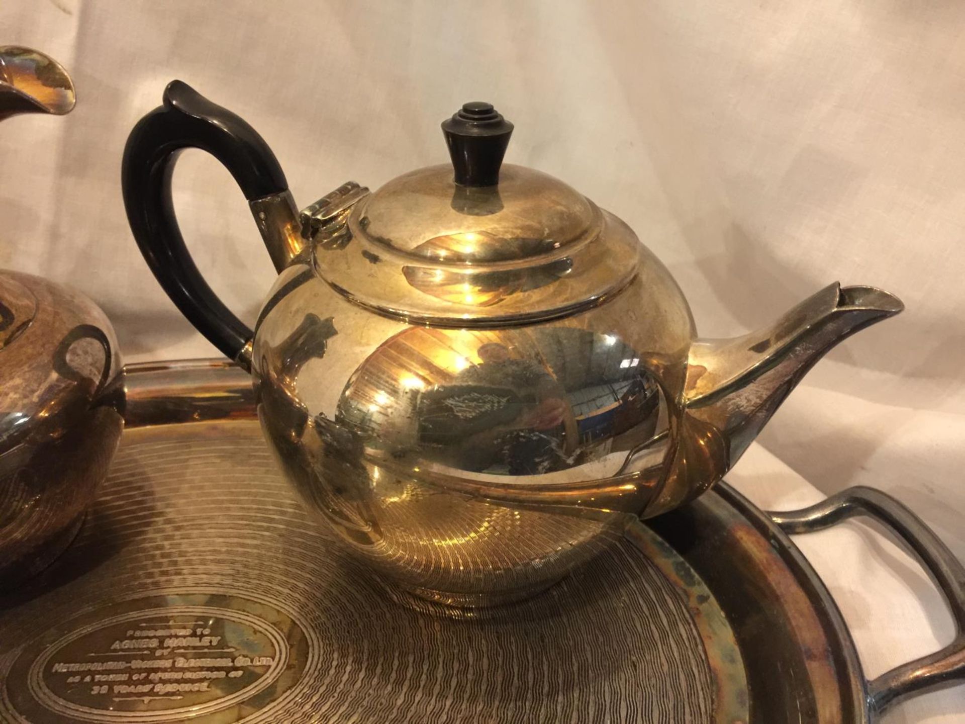 A METAL TEA SET COMPRISING OF A TEAPOT, COFFEE POT, CREAM JUG, SUGAR BOWL AND TRAY - Image 8 of 10