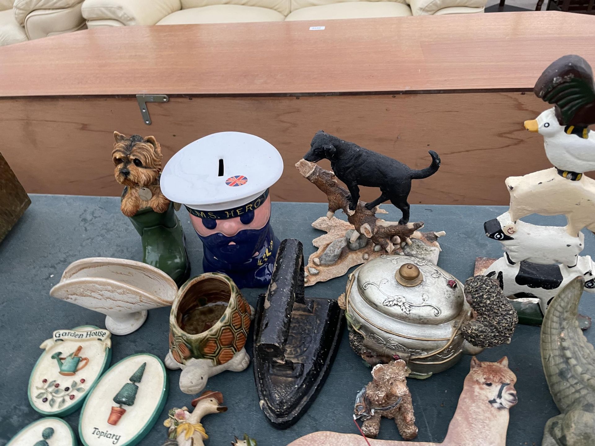 A LARGE ASSORTMENT OF ITEMS TO INCLUDE A VINTAGE FLAT IRON, BRASS MICE FIGURES AND A VINTAGE CAST - Image 2 of 3
