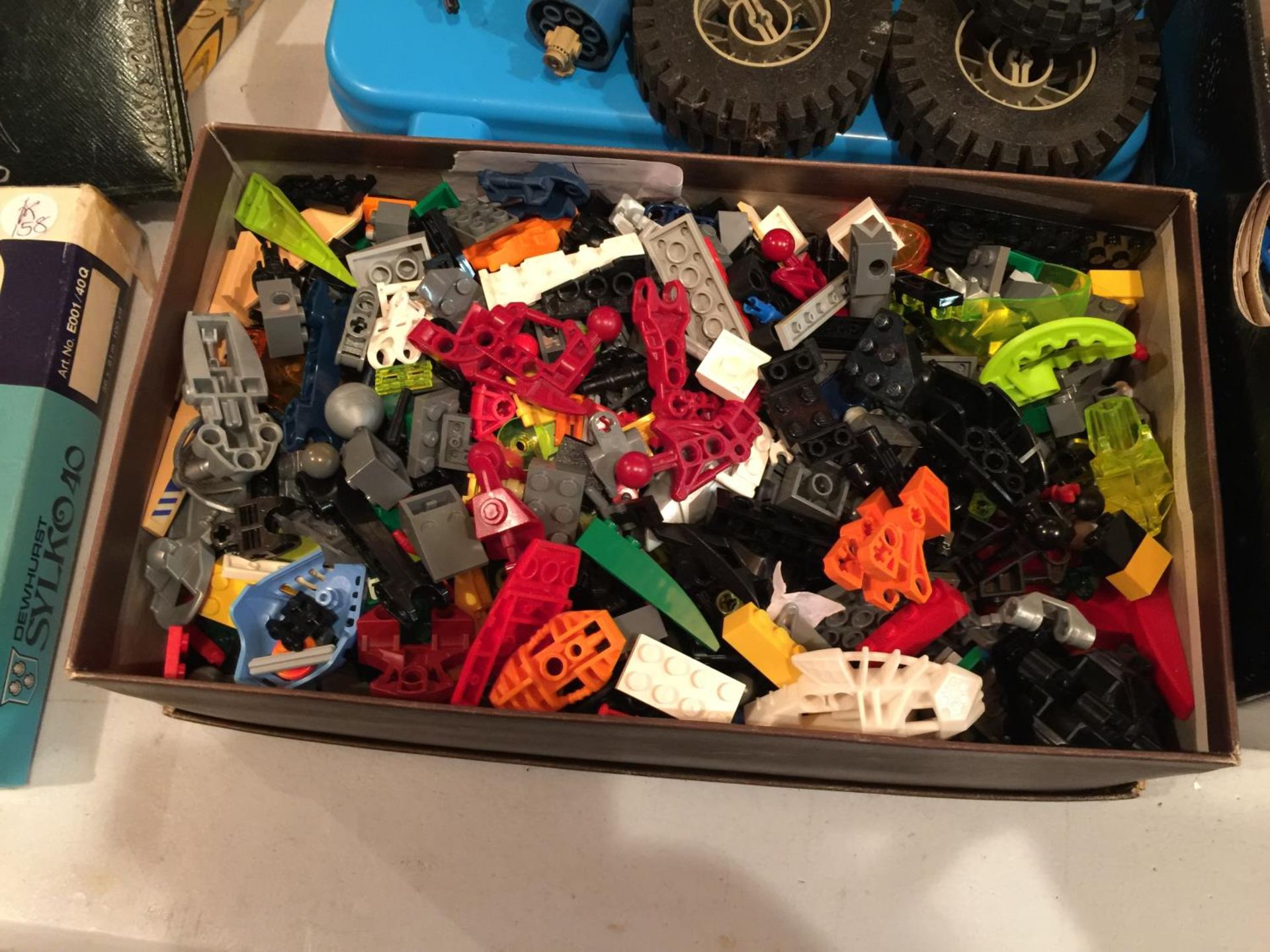 A QUANTITY OF MAINLY LEGO BIONICLE PIECES - Image 2 of 4