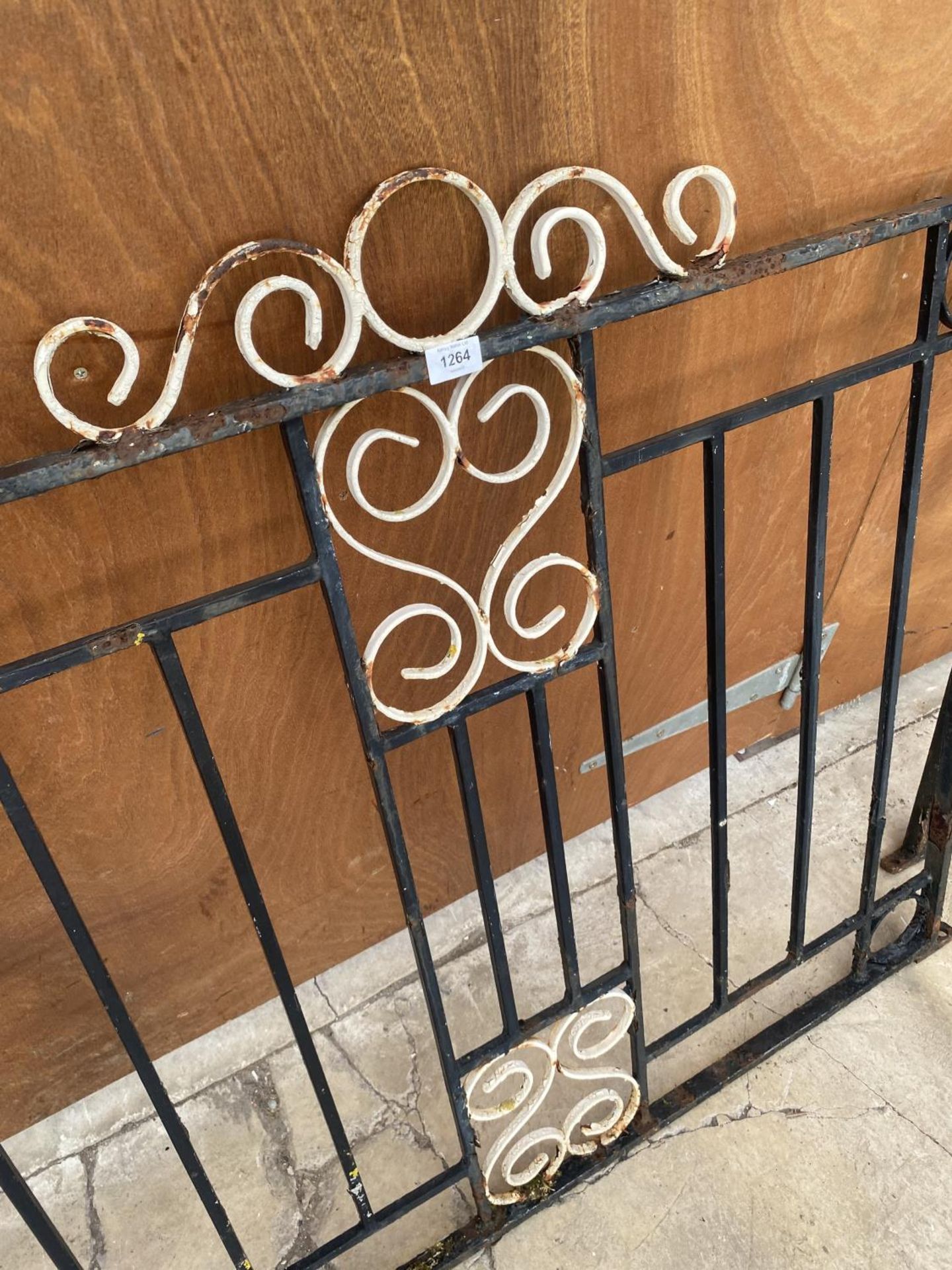 A PAIR OF DECORATIVE WROUGHT IRON GARDEN GATES (L:120CM EACH) - Image 4 of 4