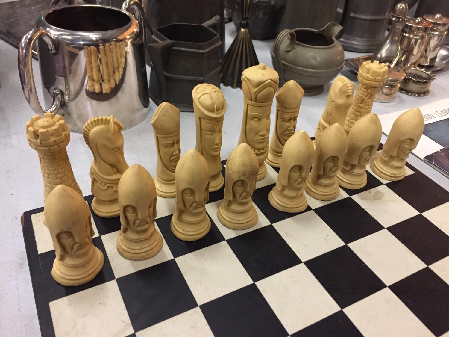A COMPLETE CHESS SET WITH RESIN CHESS PIECES - Bild 2 aus 3