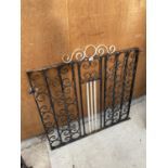 A DECORATIVE WROUGHT IRON GARDEN GATE (L:101CM)