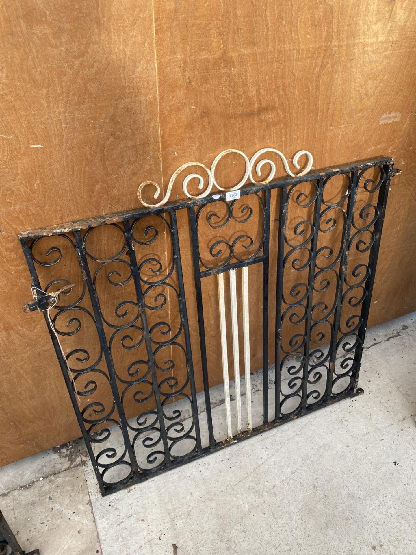 A DECORATIVE WROUGHT IRON GARDEN GATE (L:101CM)