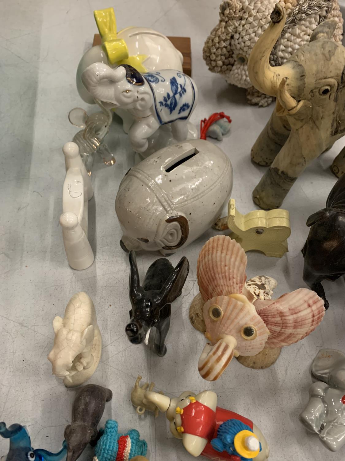 A LARGE QUANTITY OF COLLECTABLE ELEPHANTS OF ALL SIZES, INCLUDES, CERAMIC, WOODEN, ETC - Bild 5 aus 8