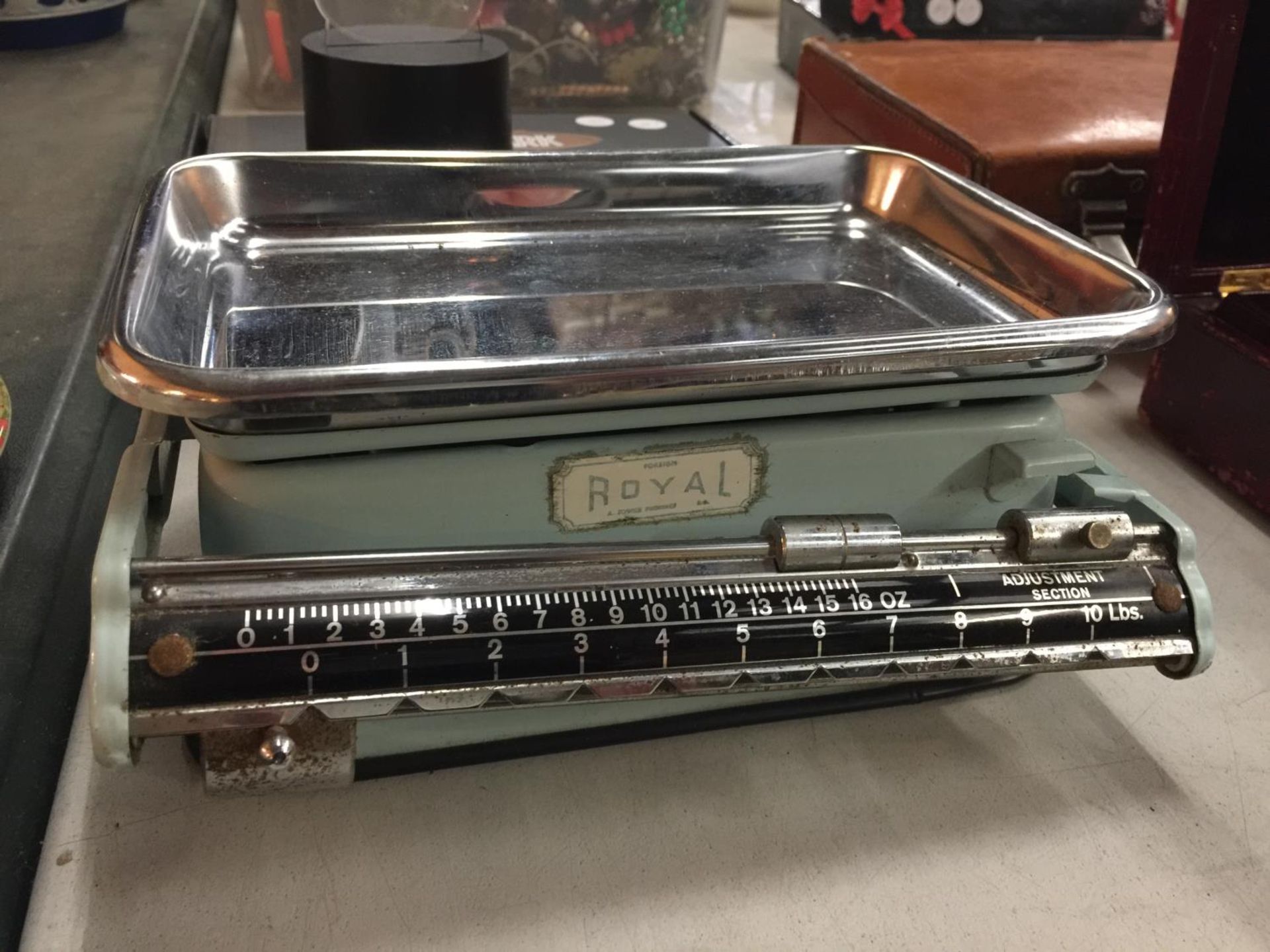A SET OF VINTAGE ROYAL SCALES WITH WEIGHING PAN - Image 2 of 2