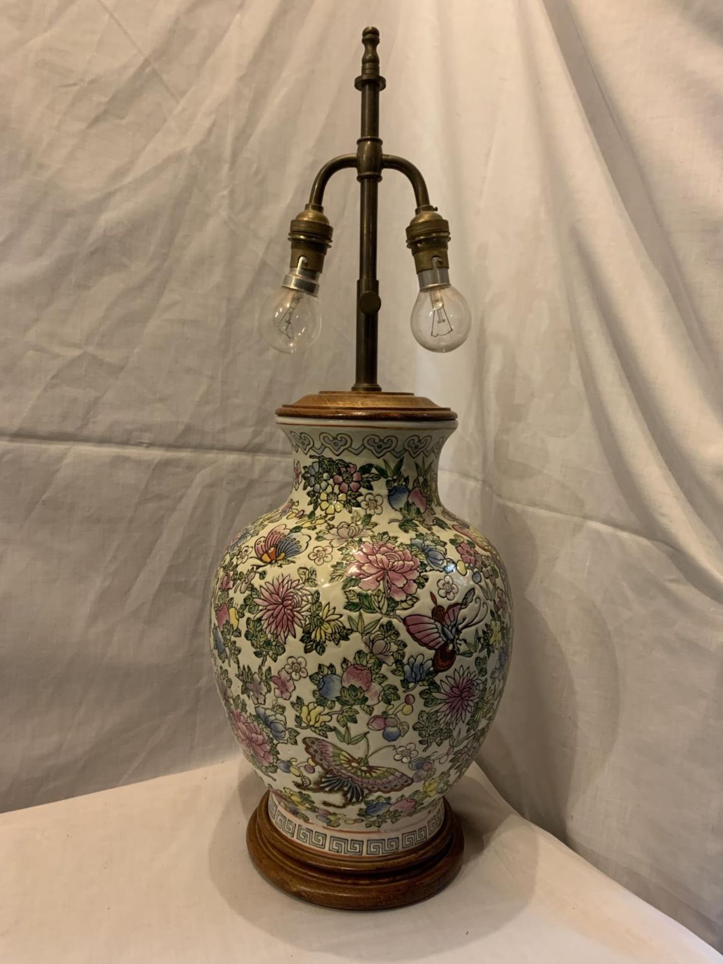 A DECORATIVE ORIENTAL STYLE TABLE LAMP - Image 4 of 4