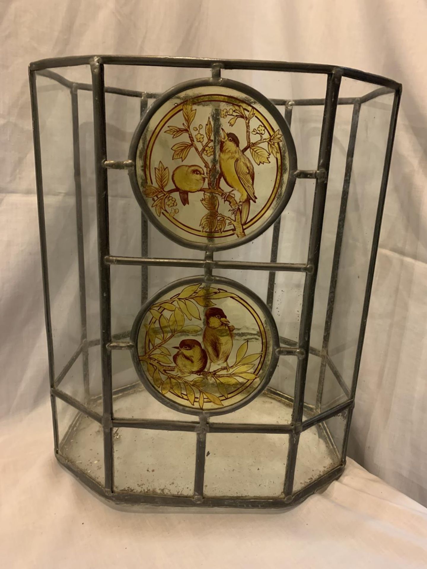 A LEADED GLASS TERRARIUM WITH DECORATIVE CIRCULAR BIRD DESIGN PANELS - Image 2 of 4