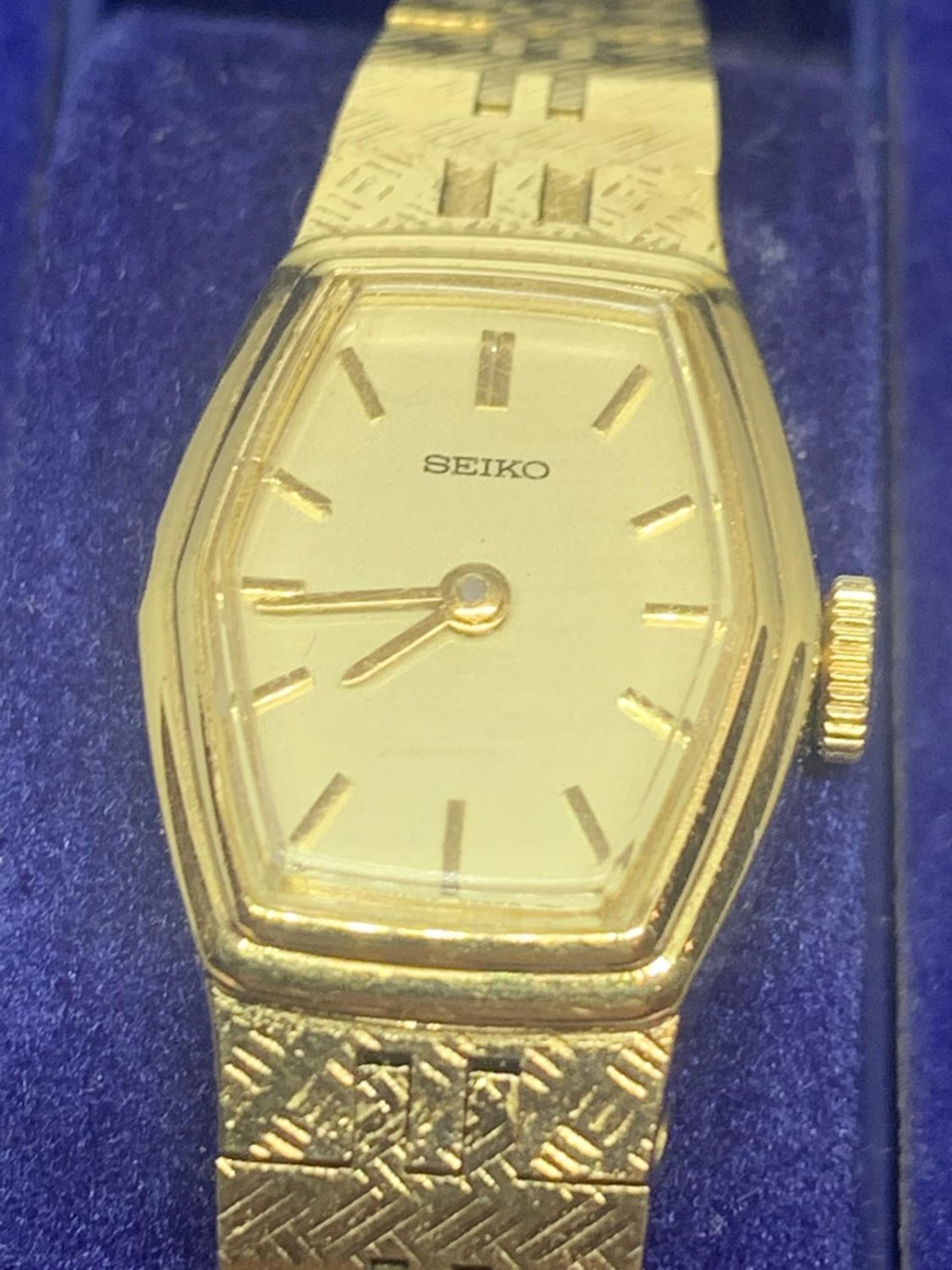 A LADIES SEIKO WRISTWATCH WITH A PRESENTATION BOX, SEEN WORKING BUT NO WARRANTY - Image 2 of 4
