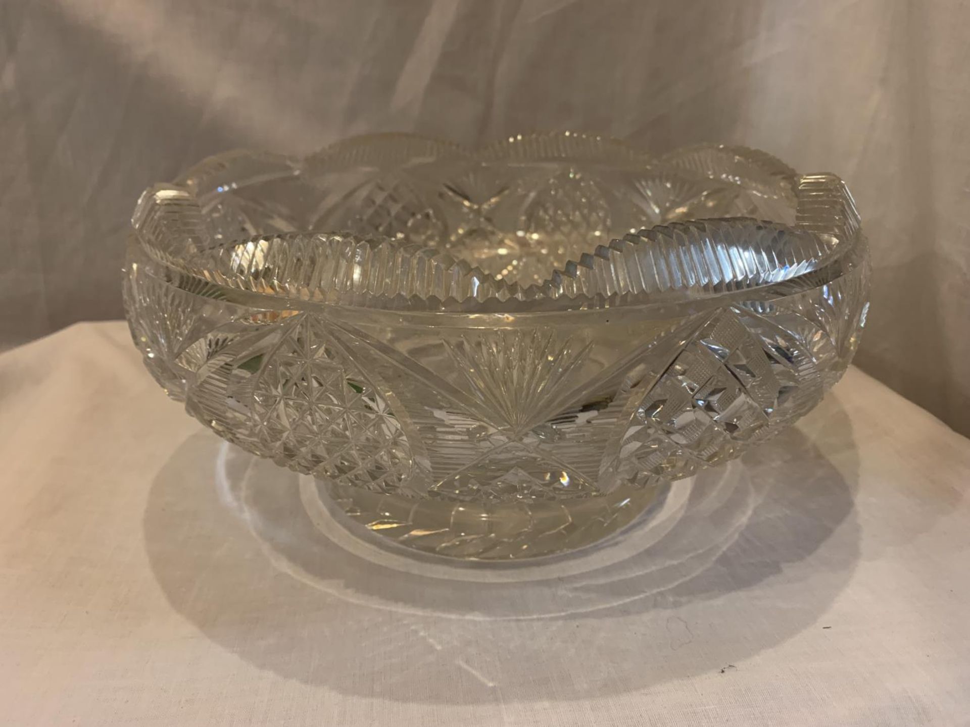 A LARGE HEAVY CUT GLASS BOWL DIAMETER: 29CM - Image 3 of 3