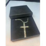 A MARKED SILVER CROSS AND CAHIN IN A PRESENTATION BOX