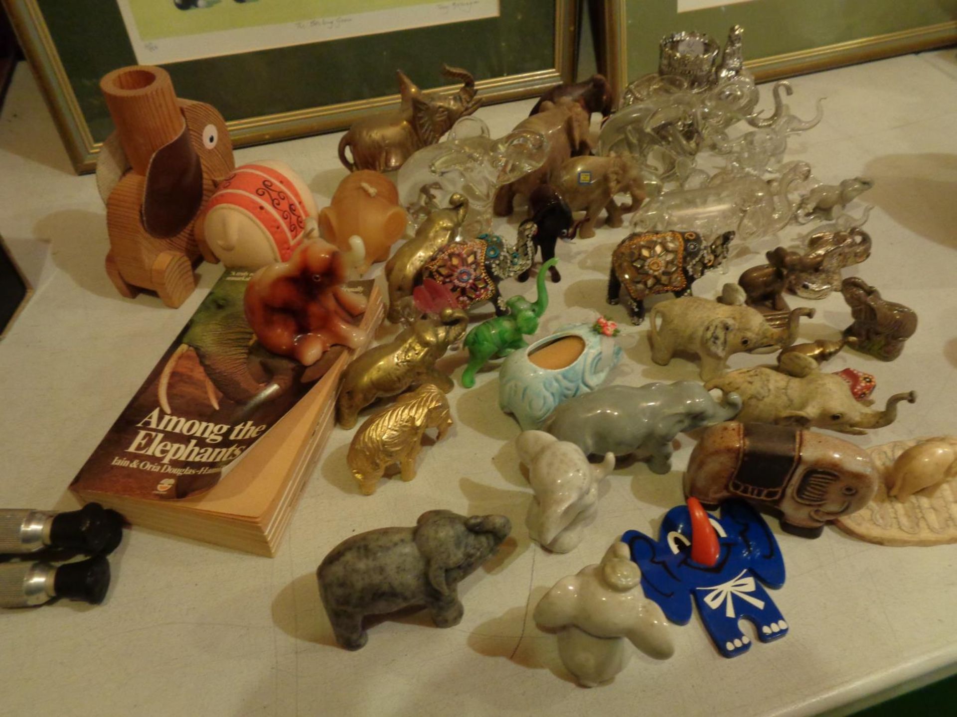 A COLLECTION OF VARIOUS ELEPHANTS TO INCLUDE BRASS, CERAMIC, GLASS ETC - Image 3 of 3