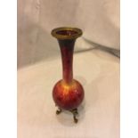 AN ORIENTAL STYLE FLAMBE ENAMELLED VASE ON A BRASS BASE. HEIGHT 17CM