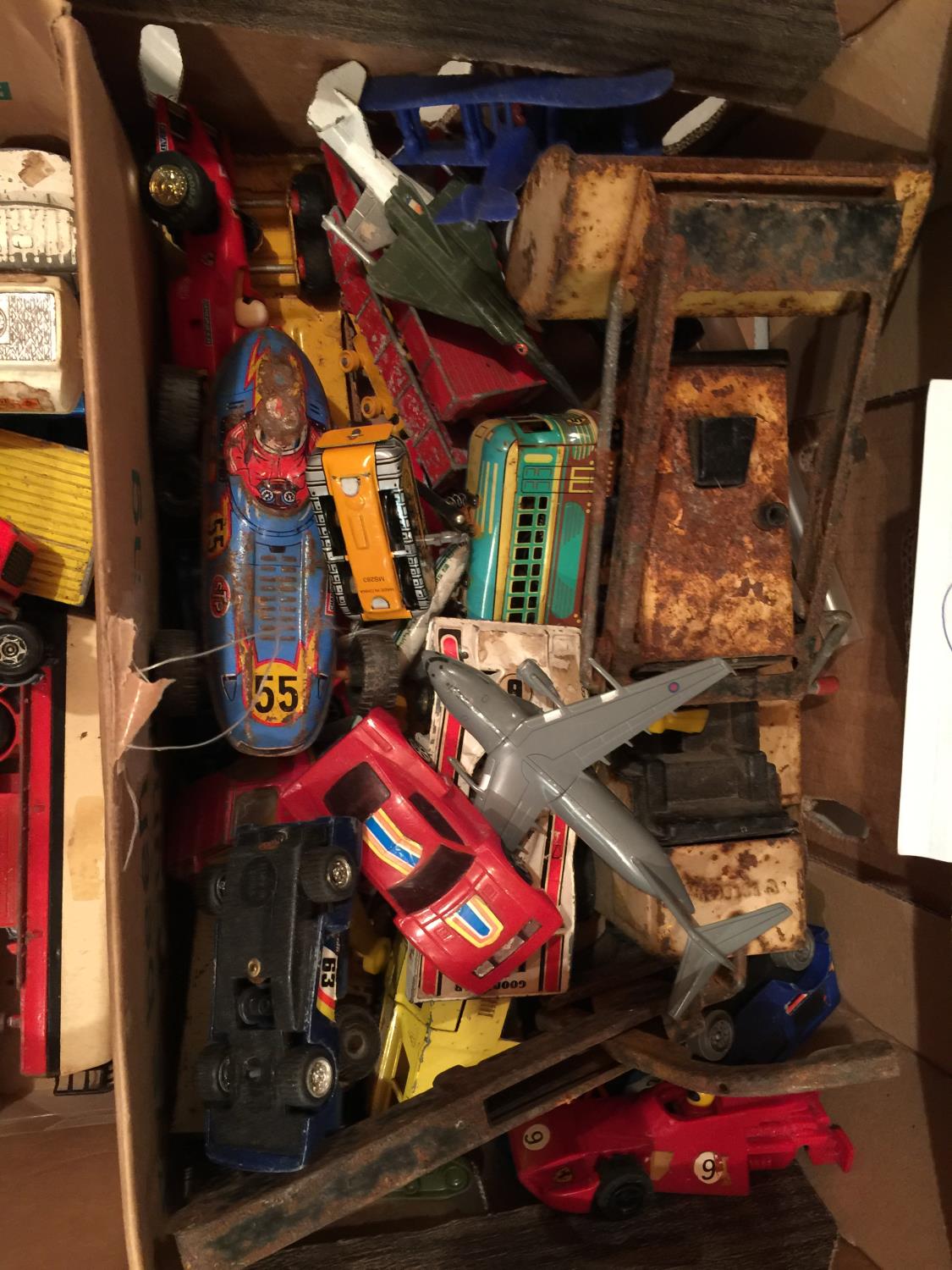 A BOX OF PLAYWORN CARS, TRUCKS, AEROPLANES, ETC, TO INCLUDE TIN PLATE EXAMPLES, CORGI, ETC - Bild 4 aus 4