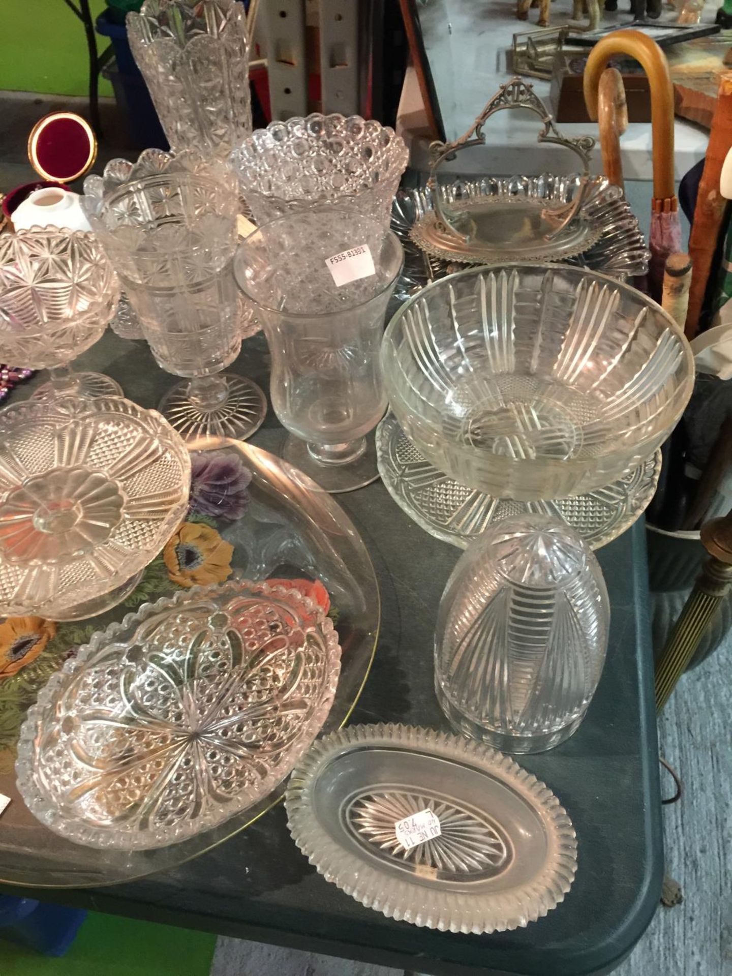 A QUANTITY OF CLEAR GLASSWARE TO INCLUDE, CAKE STANDS, BOWLS, VASES, ETC - Image 3 of 4