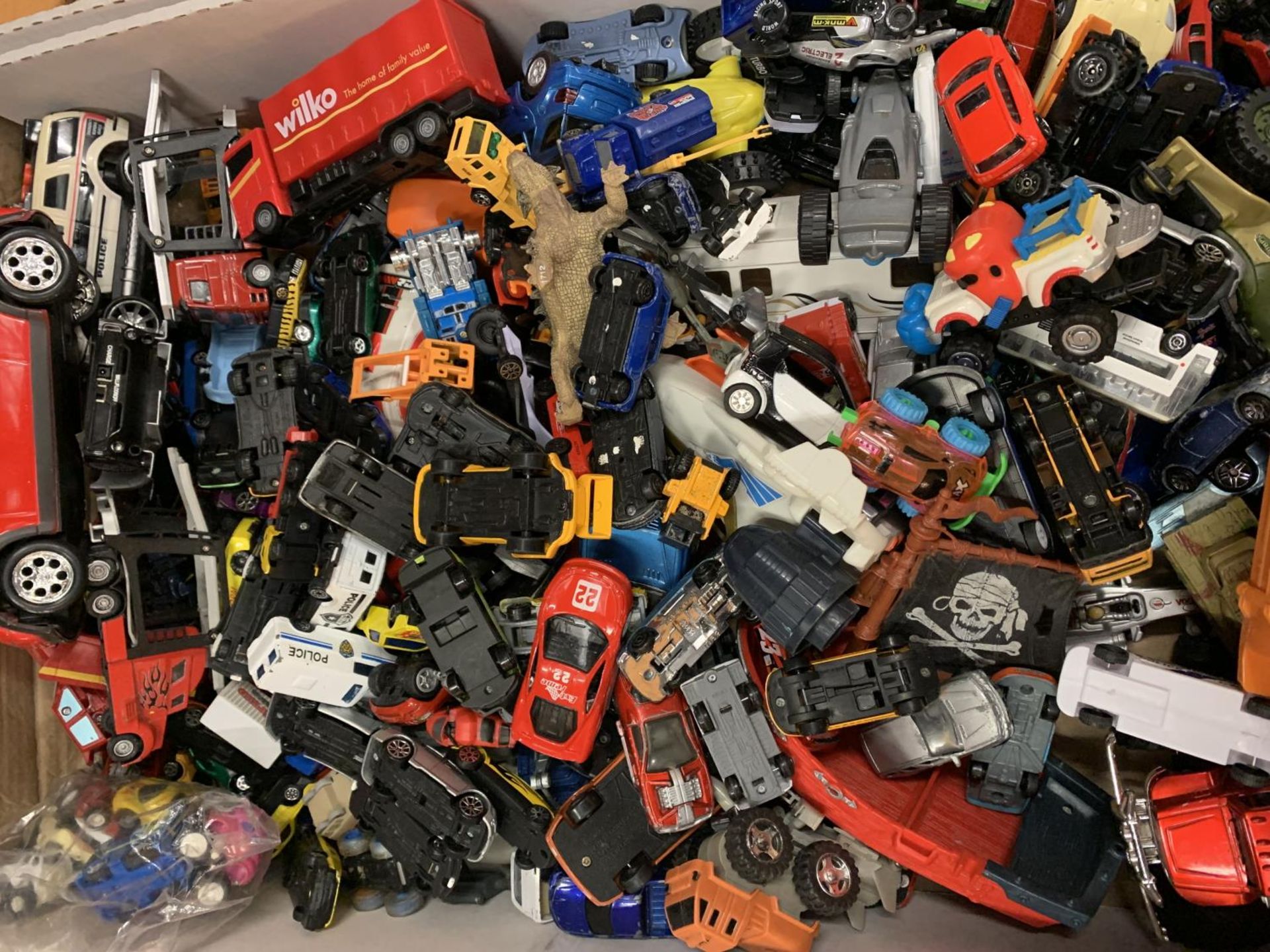 A LARGE BOX OF TOY VEHICLES TO INCLUDE MONSTER TRUCKS, SPORTS CARS, LORRIES ETC - Image 4 of 4