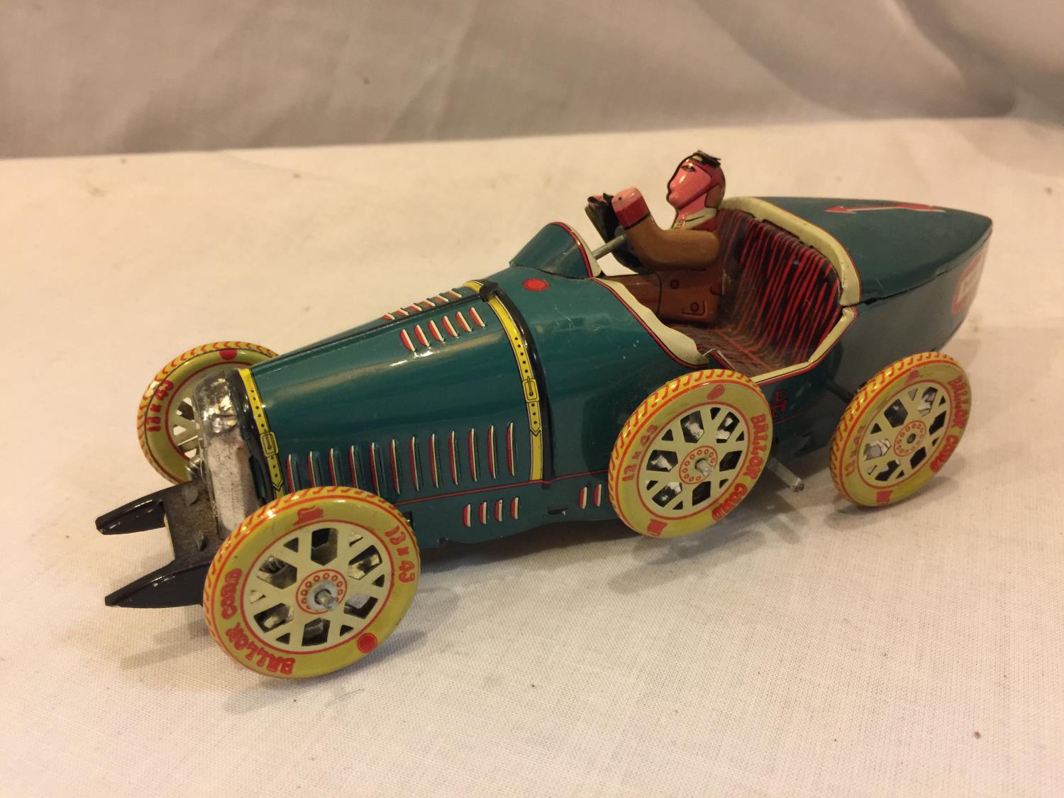 A TIN PLATE TOY CAR - Bild 2 aus 3