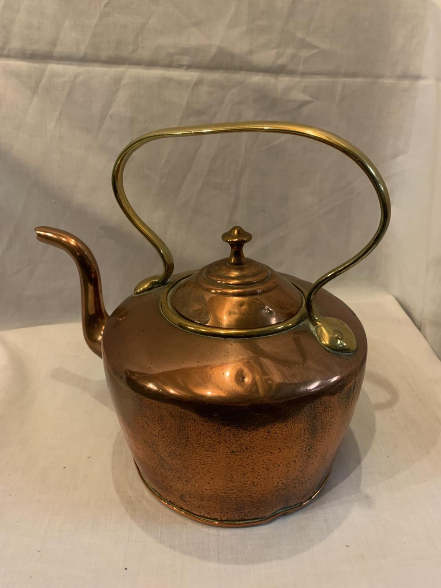 A VINTAGE COPPER AND BRASS KETTLE - Image 3 of 3