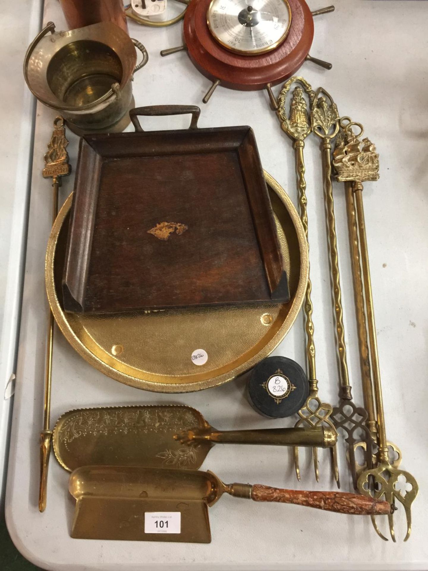 A QUANTITY OF BRASS WARE TO INCLUDE A FIRESIDE SET, LAMP BASE, CRUMB TRAYS, ETC - Image 2 of 6