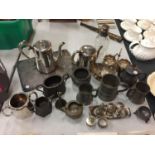 A COLLECTION OF PEWTER AND SILVER PLATE ITEMS TO INCLUDE TANKARDS, TEPOTS ETC