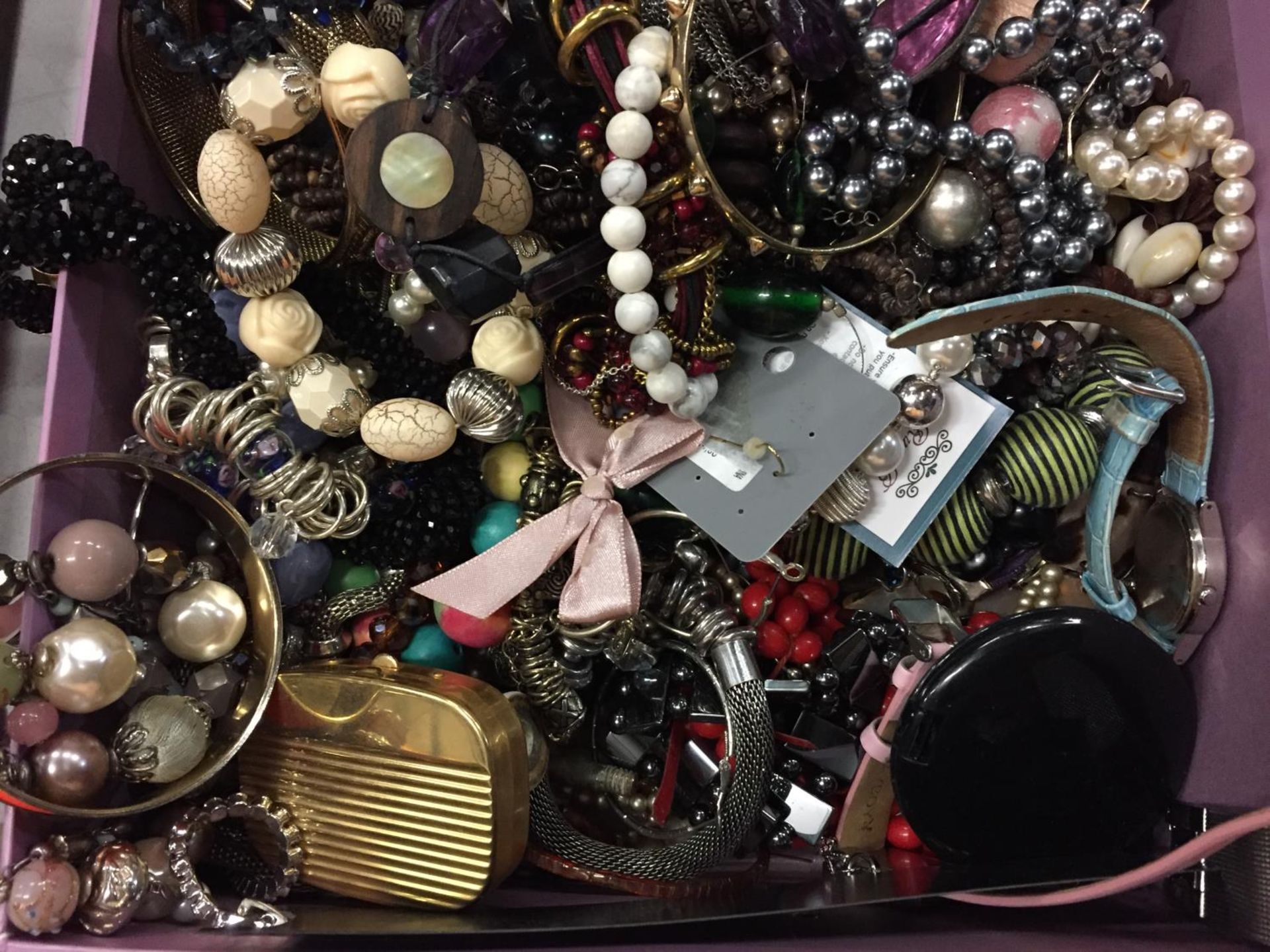 A BOX OF COSTUME JEWELLERY TO INCLUDE BANGLES, NECKLACES AND HEADBANDS - Image 3 of 3