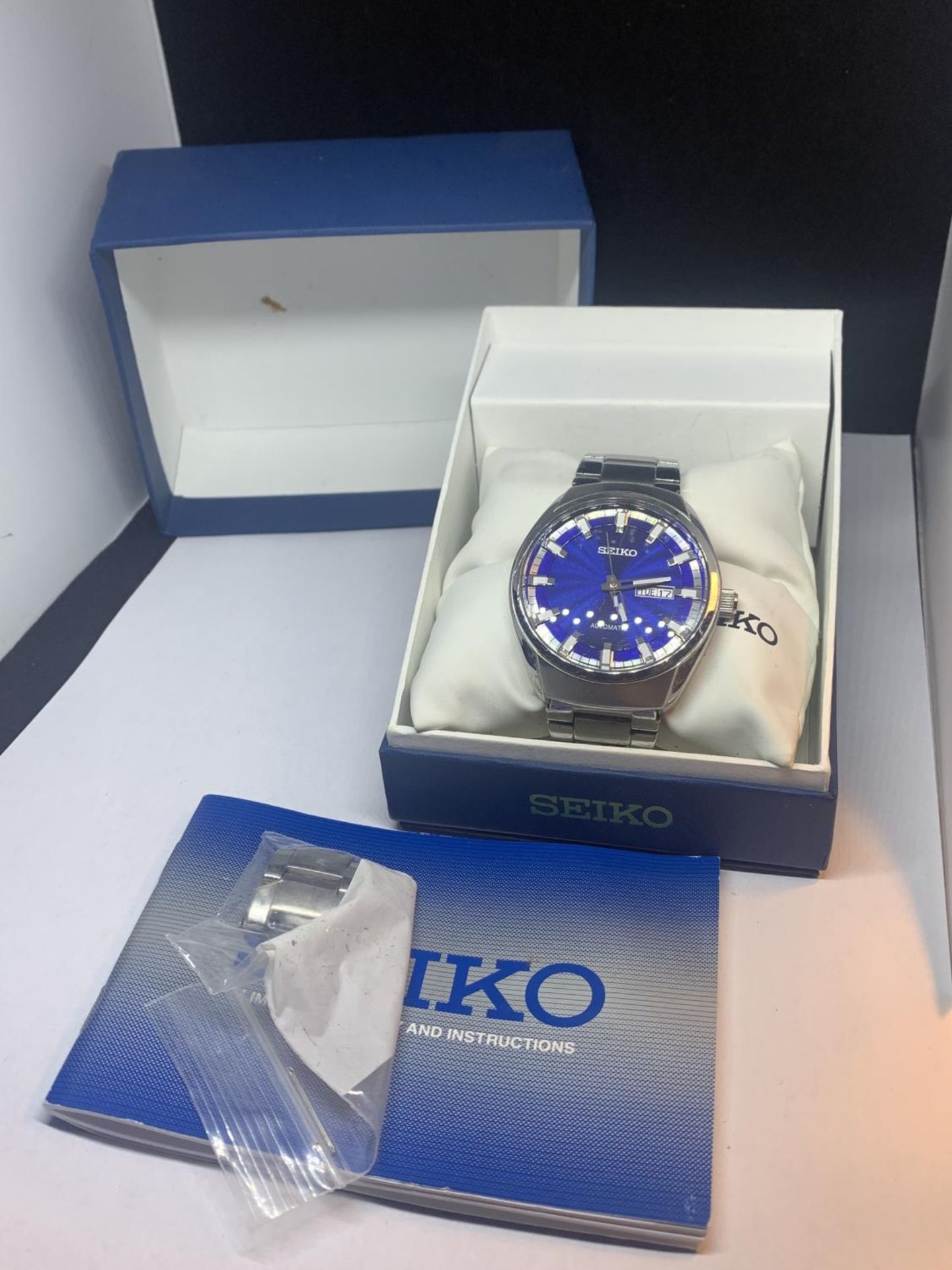 A BOXED SEIKO AUTOMATIC WRISTWATCH SEEN WORKING BUT NO WARRANTY - Image 3 of 3